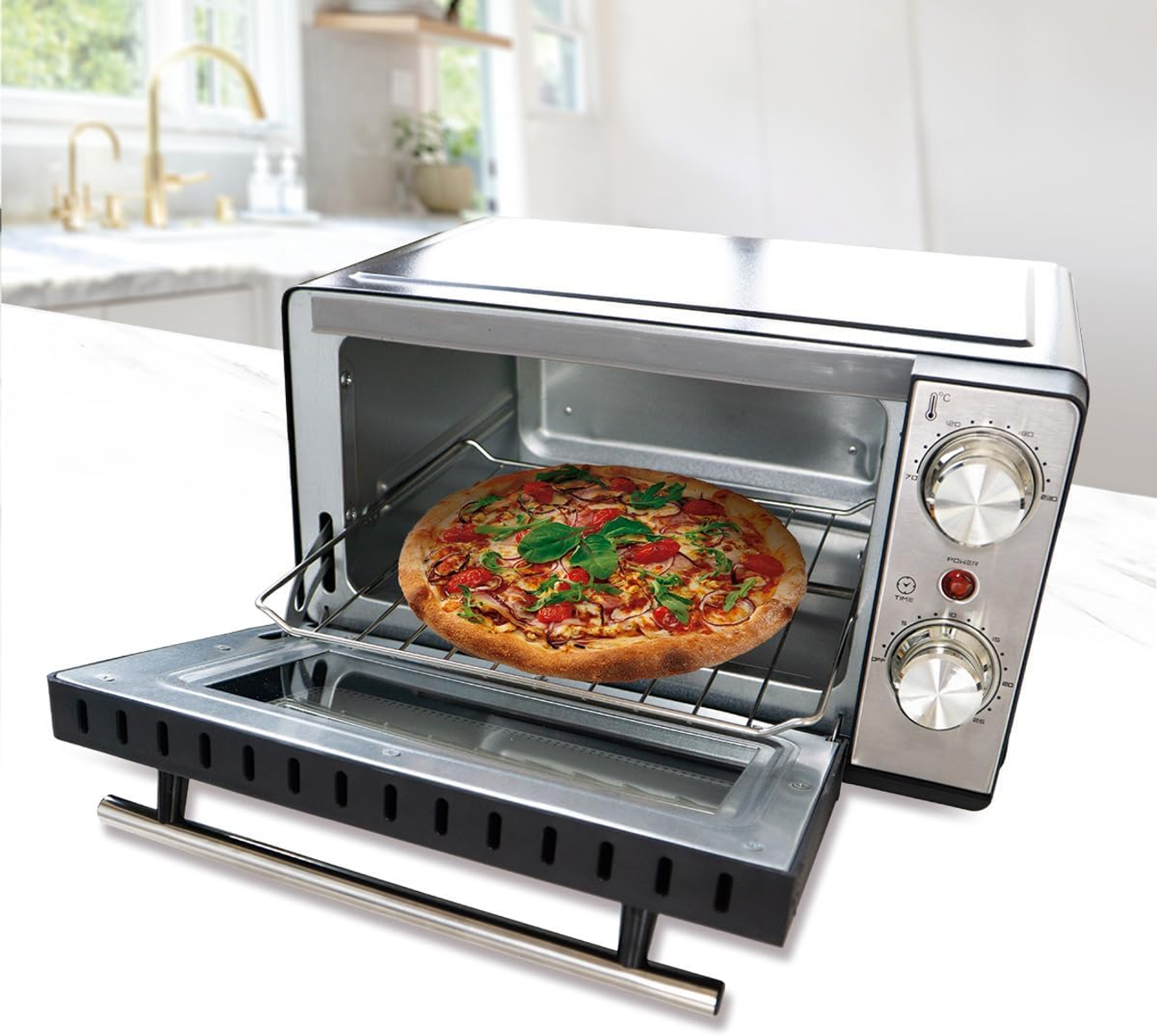Una pizza in un forno argentato. La porta del forno è aperta e c'è un quadrante sul lato destro.
