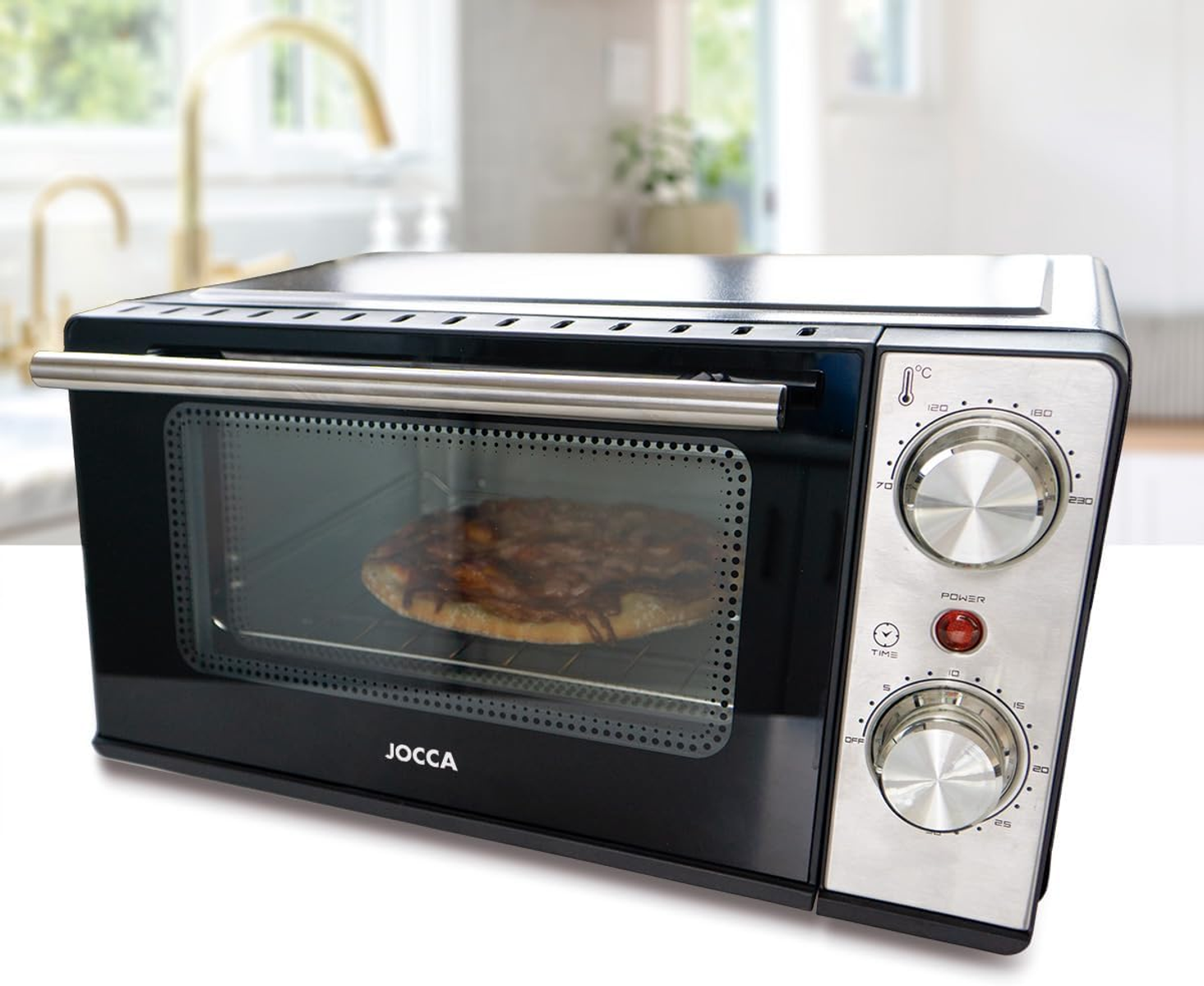 Forno nero con pizza all'interno, comandi argentati a destra, cucina sullo sfondo.