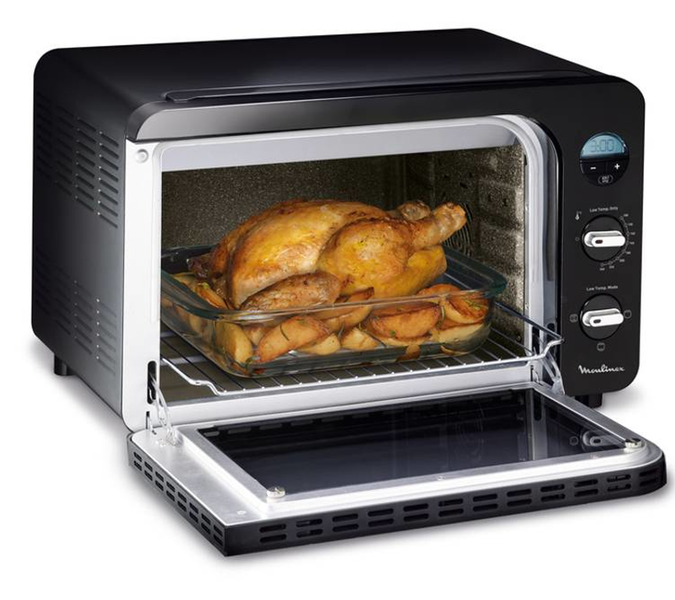 Forno tostapane nero con porta aperta. Pollo arrosto e patate all'interno.