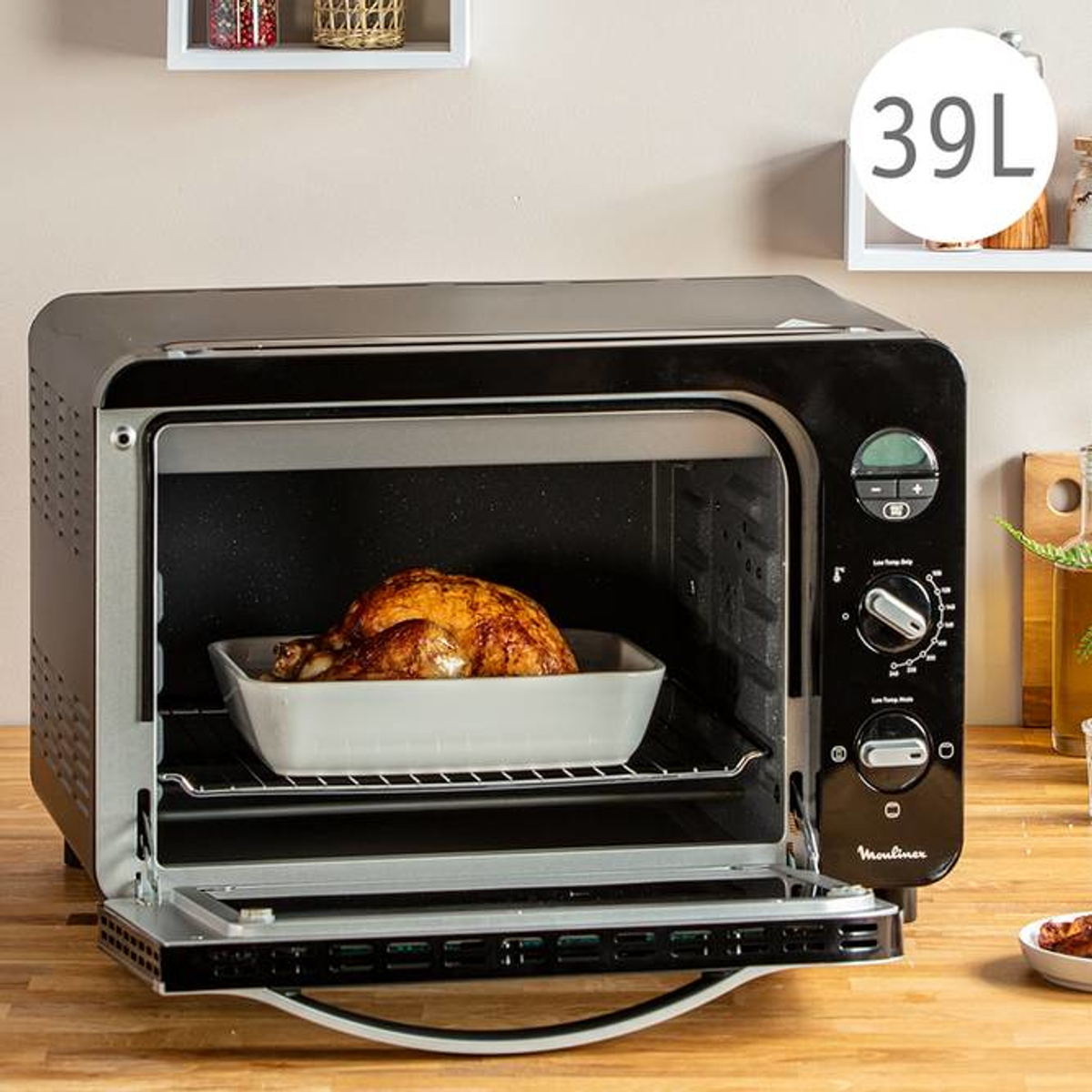 Forno nero con pollo arrosto in teglia, porta aperta e adesivo 39L.