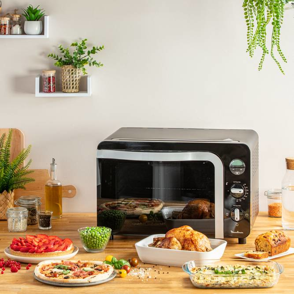 Forno con cibo cotto su un tavolo di legno. Pizza, pollo, torta e altro.
