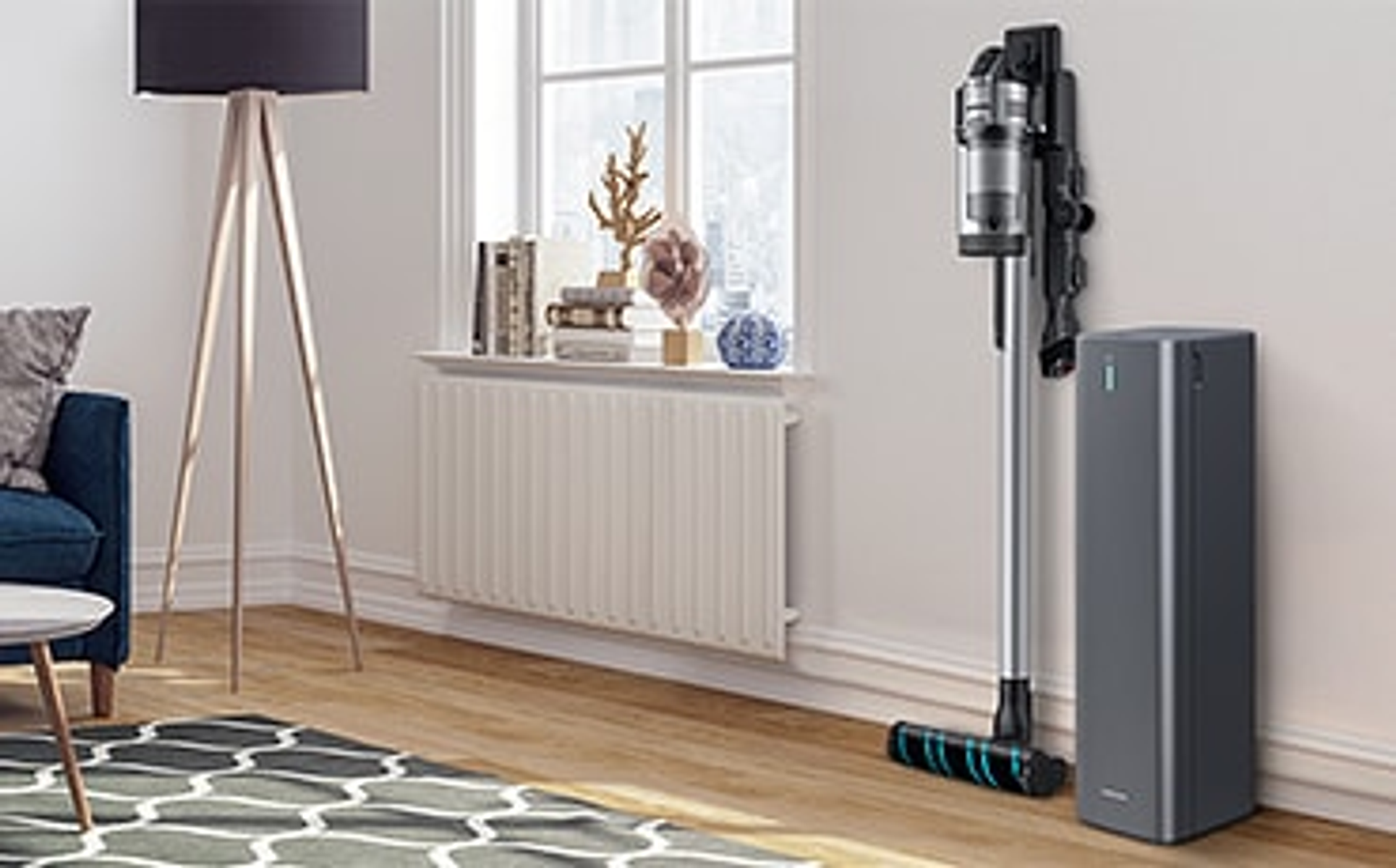 Modernes Wohnzimmer mit Staubsauger, Ladestation, Fenster und Dekorationsartikeln auf der Fensterbank.