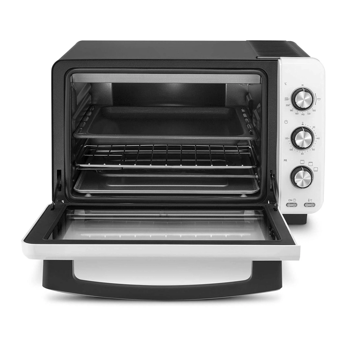 Czarno-biały piekarnik z otwartymi drzwiami. Trzy tace w środku. Widoczne pokrętła i elementy sterujące.