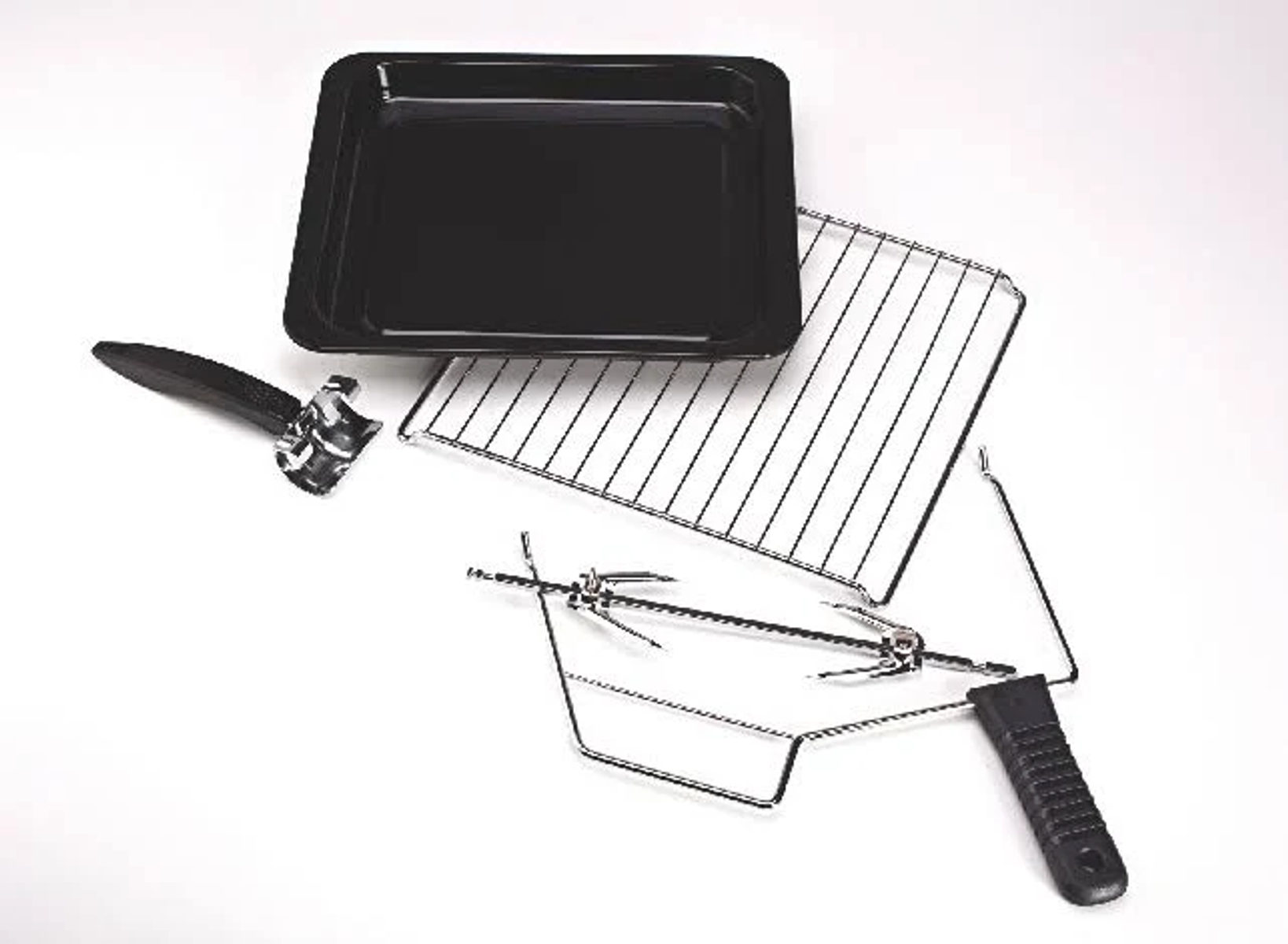 Różne akcesoria do piekarnika na białej powierzchni, w tym patelnia, ruszty i uchwyt.