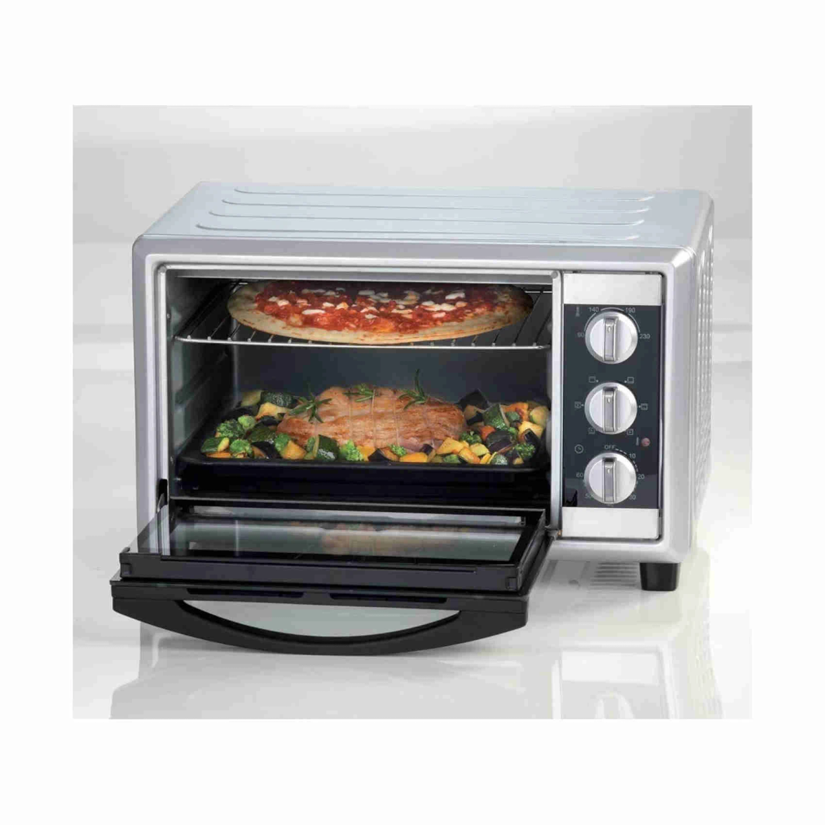 Srebrny piekarnik z pizzą i pieczonymi warzywami w środku, otwarte drzwi, widoczne pokrętła sterowania.