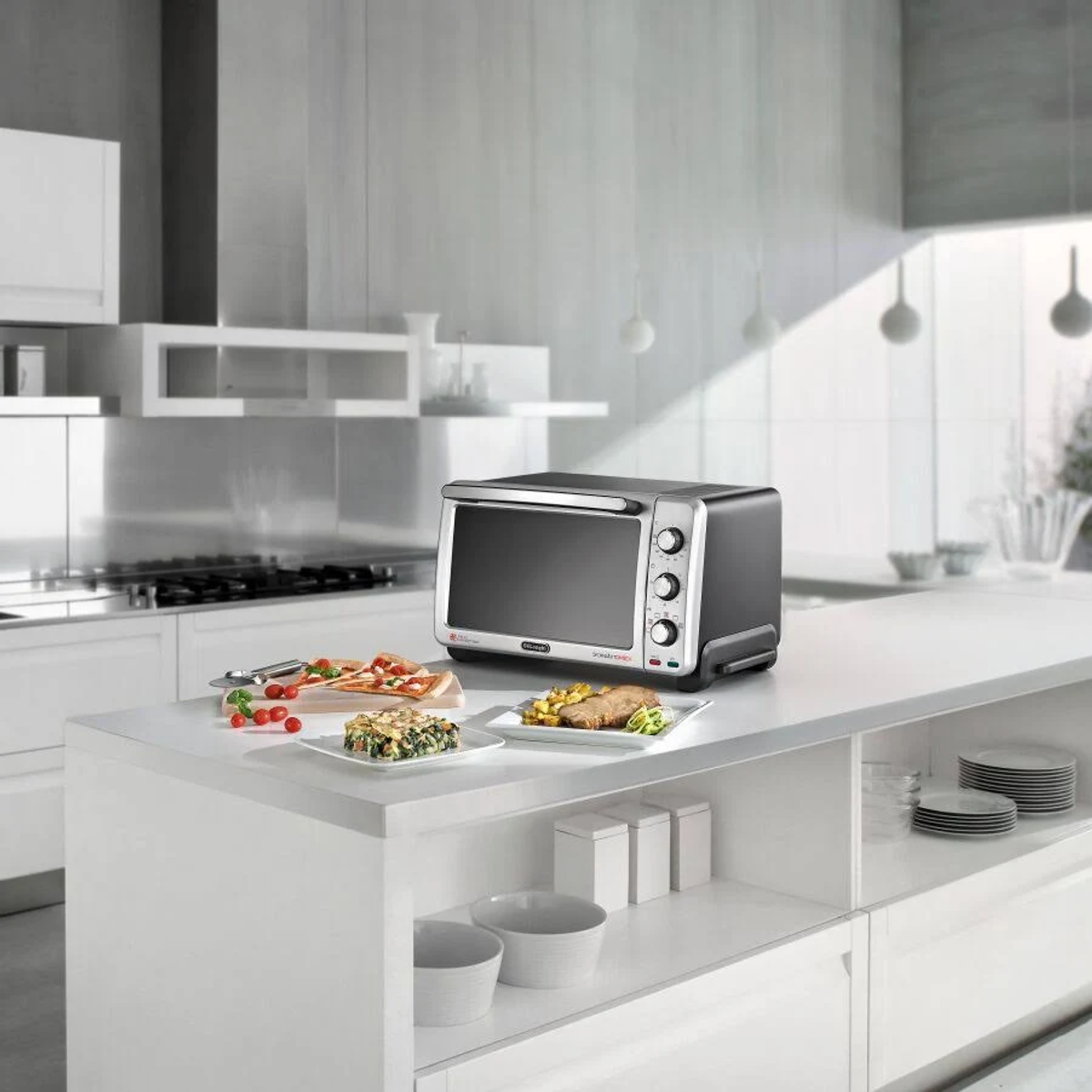 Czarny i srebrny piekarnik na białym blacie z jedzeniem, białe tło kuchni.