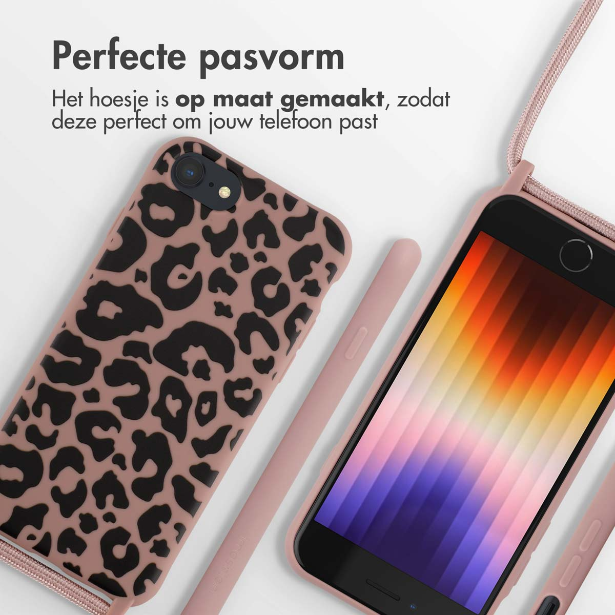Telefoonhoesjes met dierenprint. Tekst: Perfecte pasvorm. Witte achtergrond.