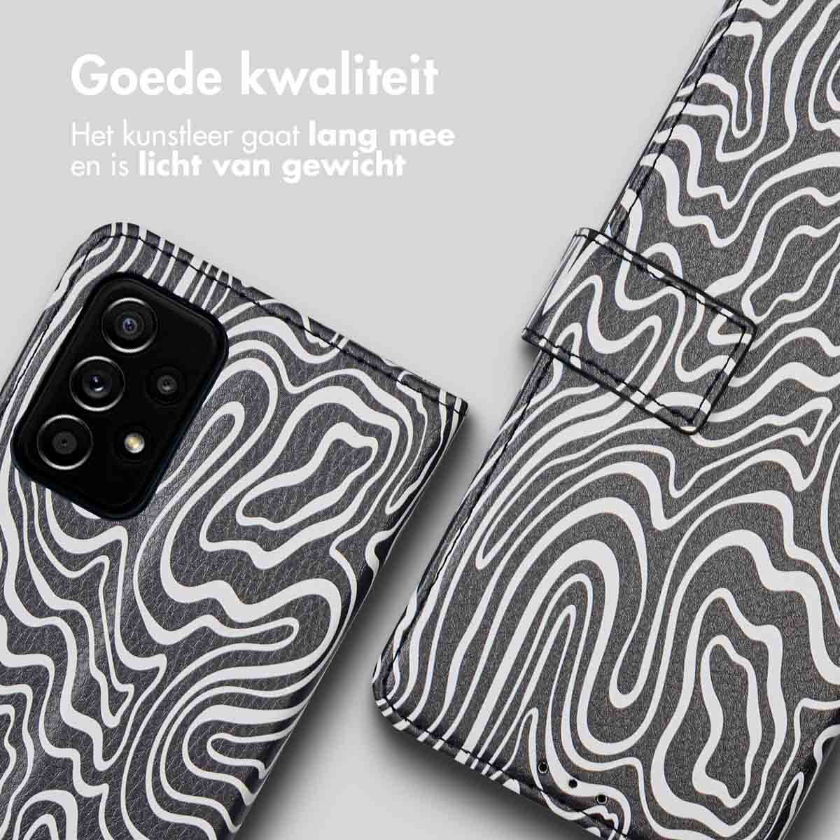 Close-up van een telefoonhoesje met een zwart-wit golfpatroon. Tekst: 'Goede kwaliteit'.