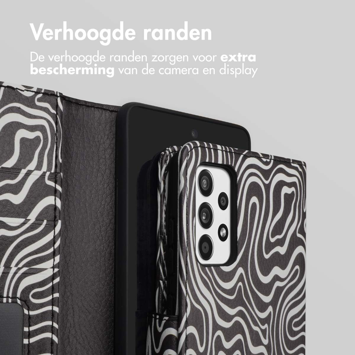 Telefoon in een zebra gestreepte hoes. Een zwarte telefoon zit in een hoes met een zebrapatroon.