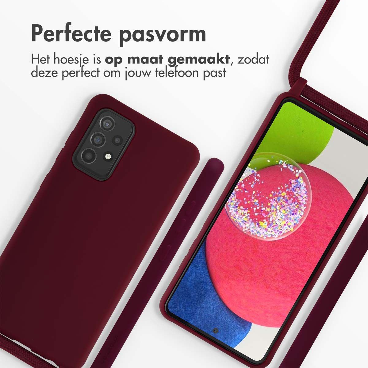 Coque de téléphone bordeaux avec sangle. Téléphone à l'intérieur. La coque a une sangle bordeaux.