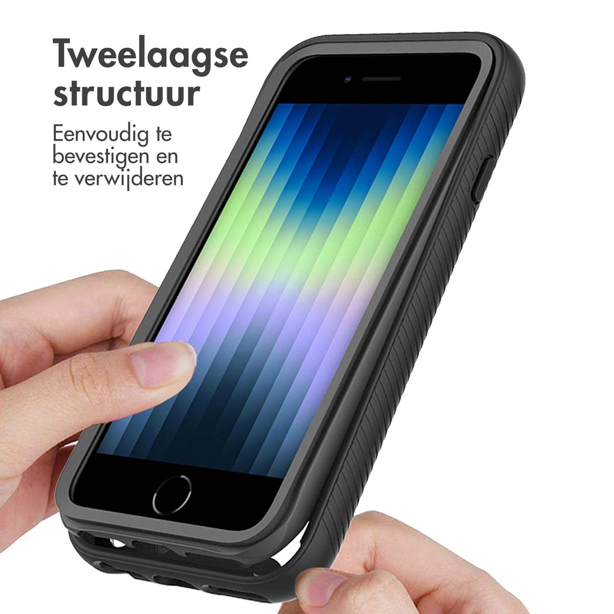 Zwarte telefoon in beschermhoes, hand die de hoes vasthoudt.