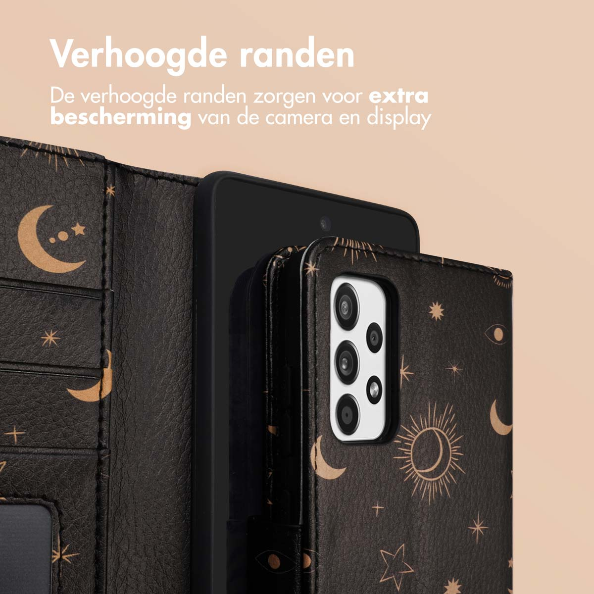 Een telefoonhoesje met een hemels ontwerp. Er zit een telefoon in. Er zijn kaartsleuven en een magnetische sluiting.
