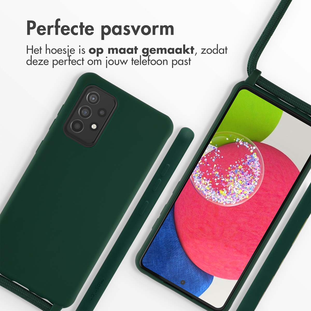 Coque de téléphone vert foncé avec téléphone à l'intérieur. La coque a une sangle. Le téléphone affiche un écran. Fond blanc.