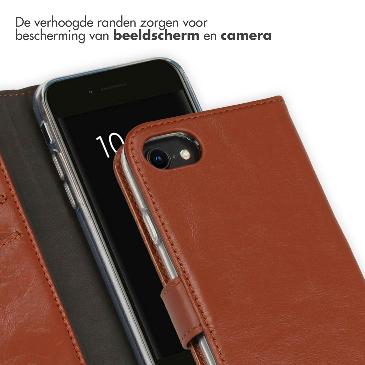 Bruine leren telefoonhoes met een telefoon erin. De hoes is open. De tekst zegt dat de verhoogde randen het scherm en de camera beschermen.