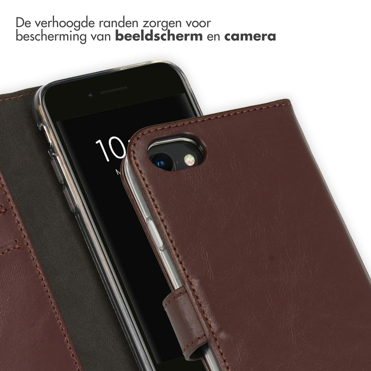 Bruine telefoonhoes, open, met telefoon. Scherm toont klok. De hoes beschermt de camera.