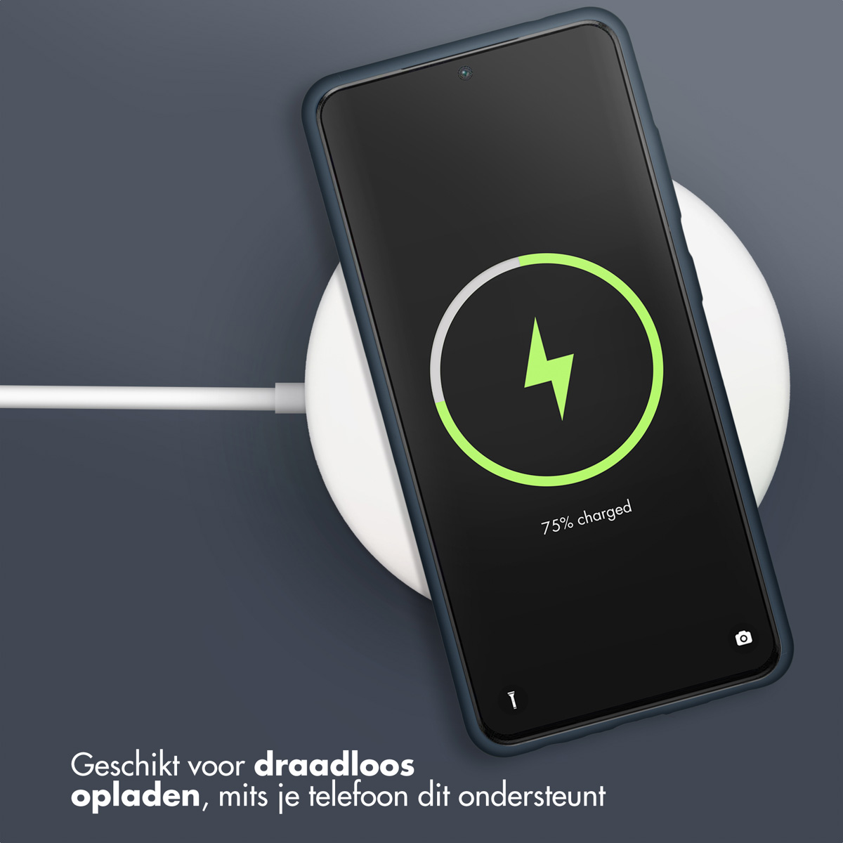 Een telefoon die draadloos oplaadt op een wit oplaadpad.