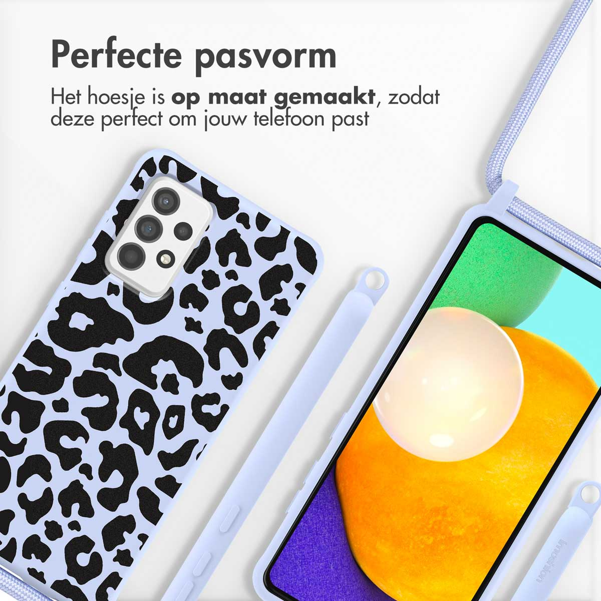 Telefoon in luipaardprint hoesje en lichtblauwe lanyard. Geel telefoonscherm.