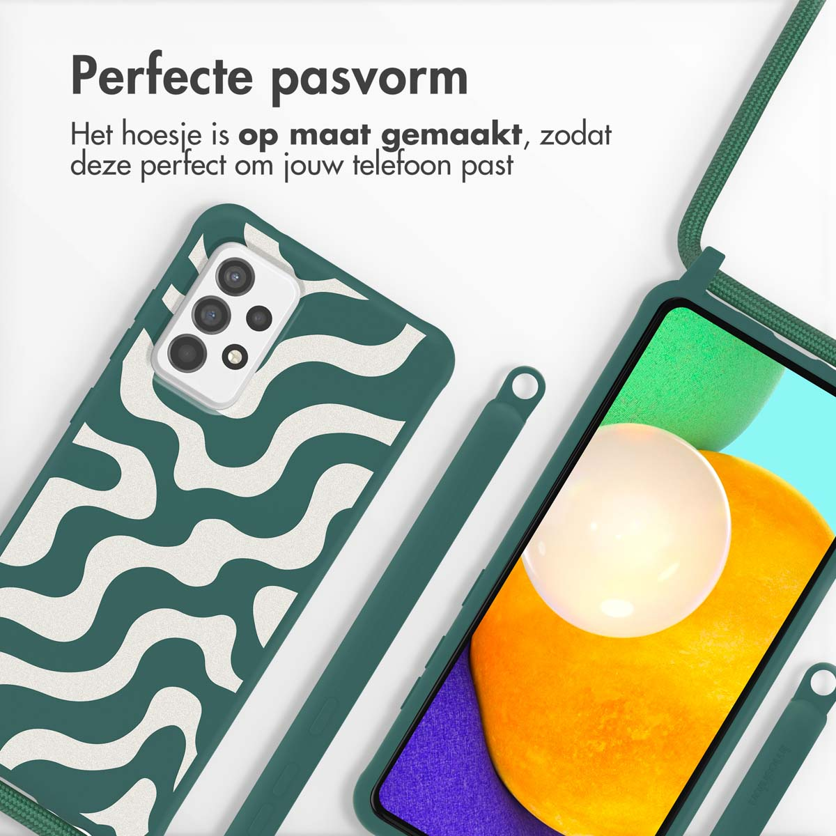 Deux coques de téléphone. Une verte avec motif blanc, une noire. Texte : 'Ajustement parfait'.