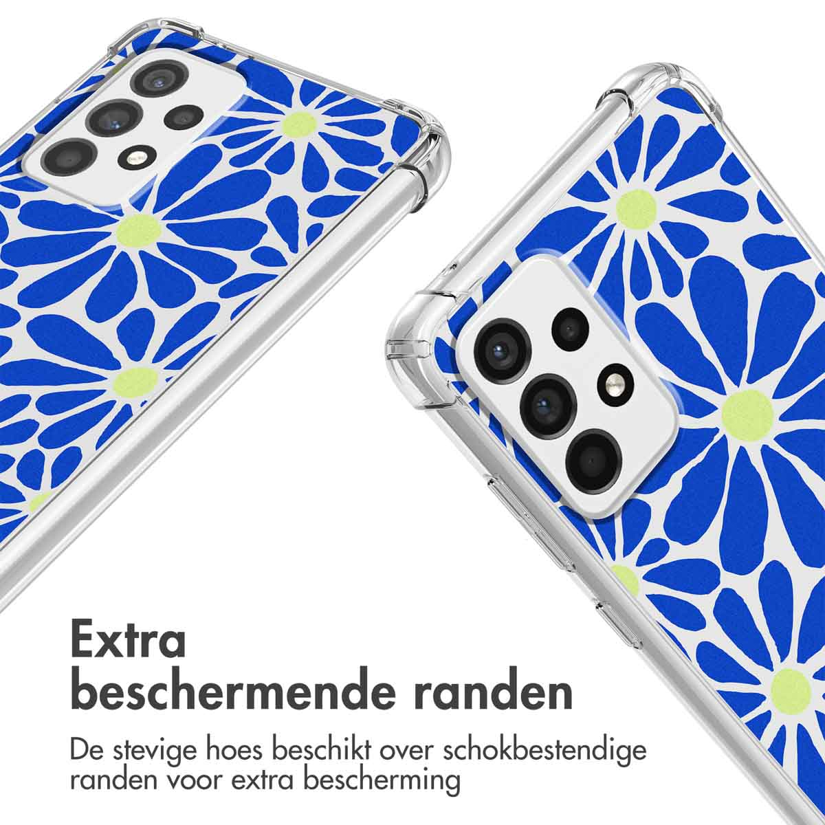 Deux étuis de téléphone, fleurs bleues sur fond blanc, vue en angle.