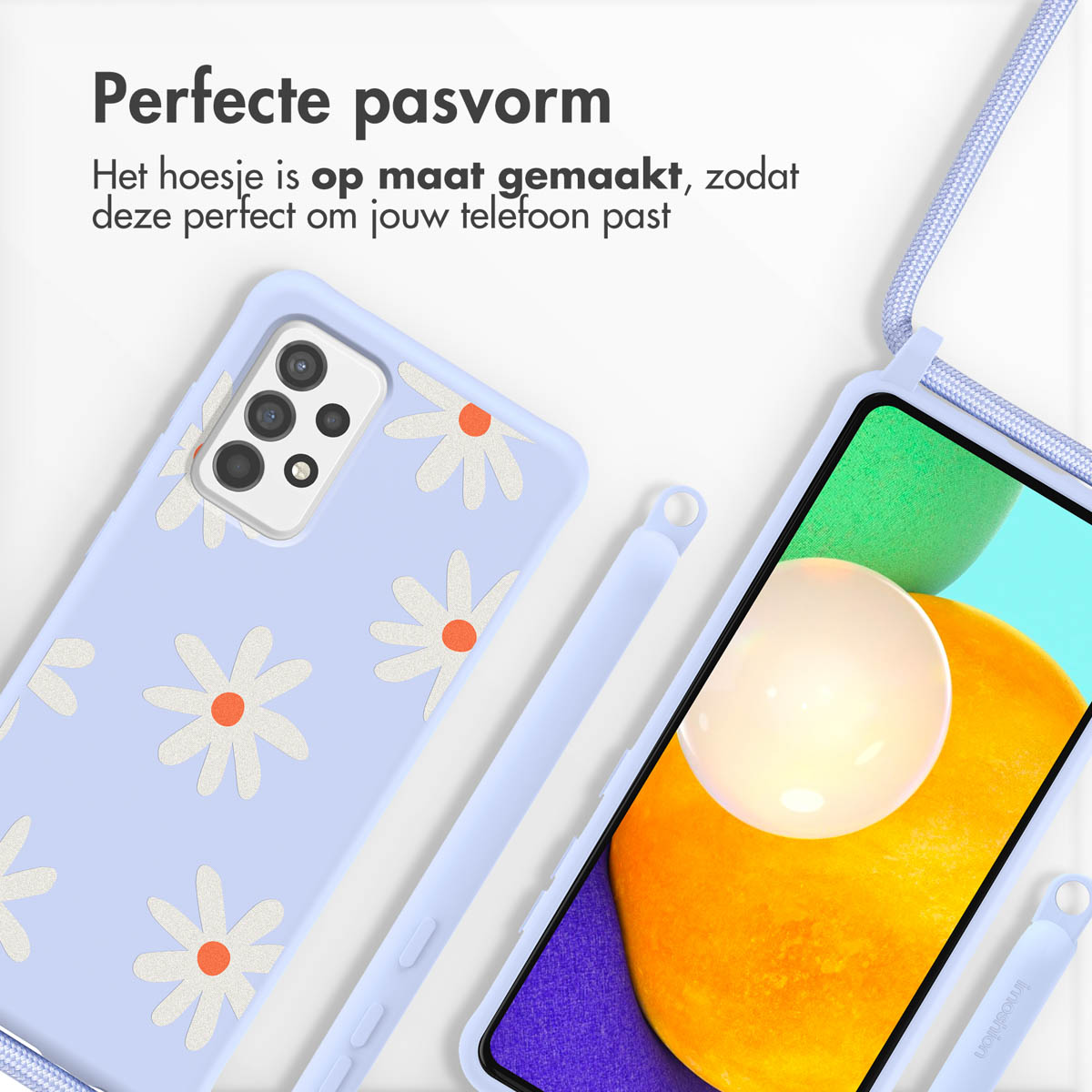 Une coque de téléphone bleu clair avec des marguerites blanches. Un téléphone est à l'intérieur, avec un cordon bleu attaché.
