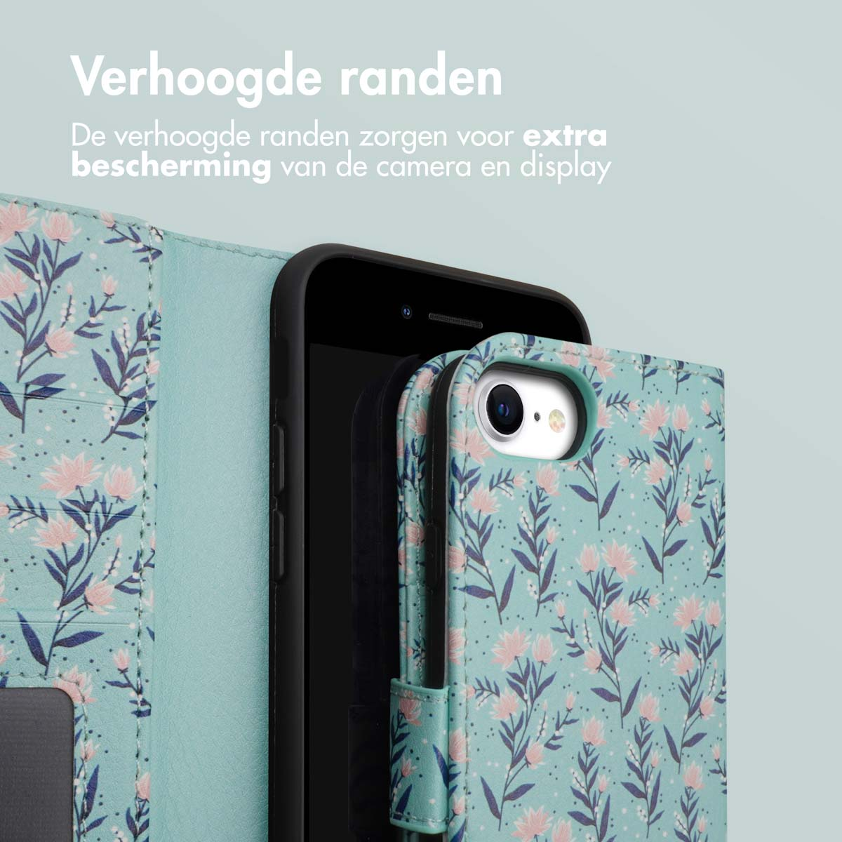 Telefoon in bloemenhoesje. Hoesje is open, toont het scherm van de telefoon. Achtergrond is effen.