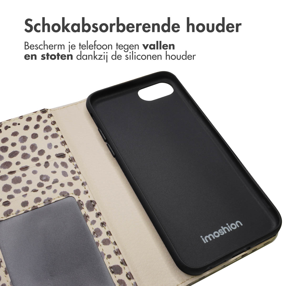 Zwarte telefoonhoes met open luipaardprint interieur. Zwarte telefoonhoes. Achtergrond is effen.