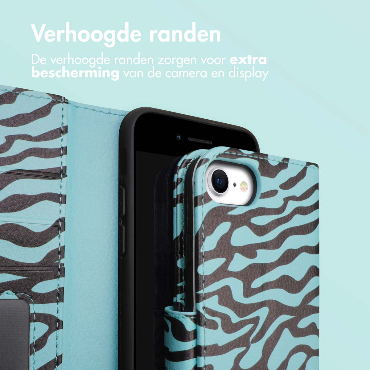 Blauwzwarte telefoonhoes met een telefoon erin. Open hoes, met zebrapatroon.
