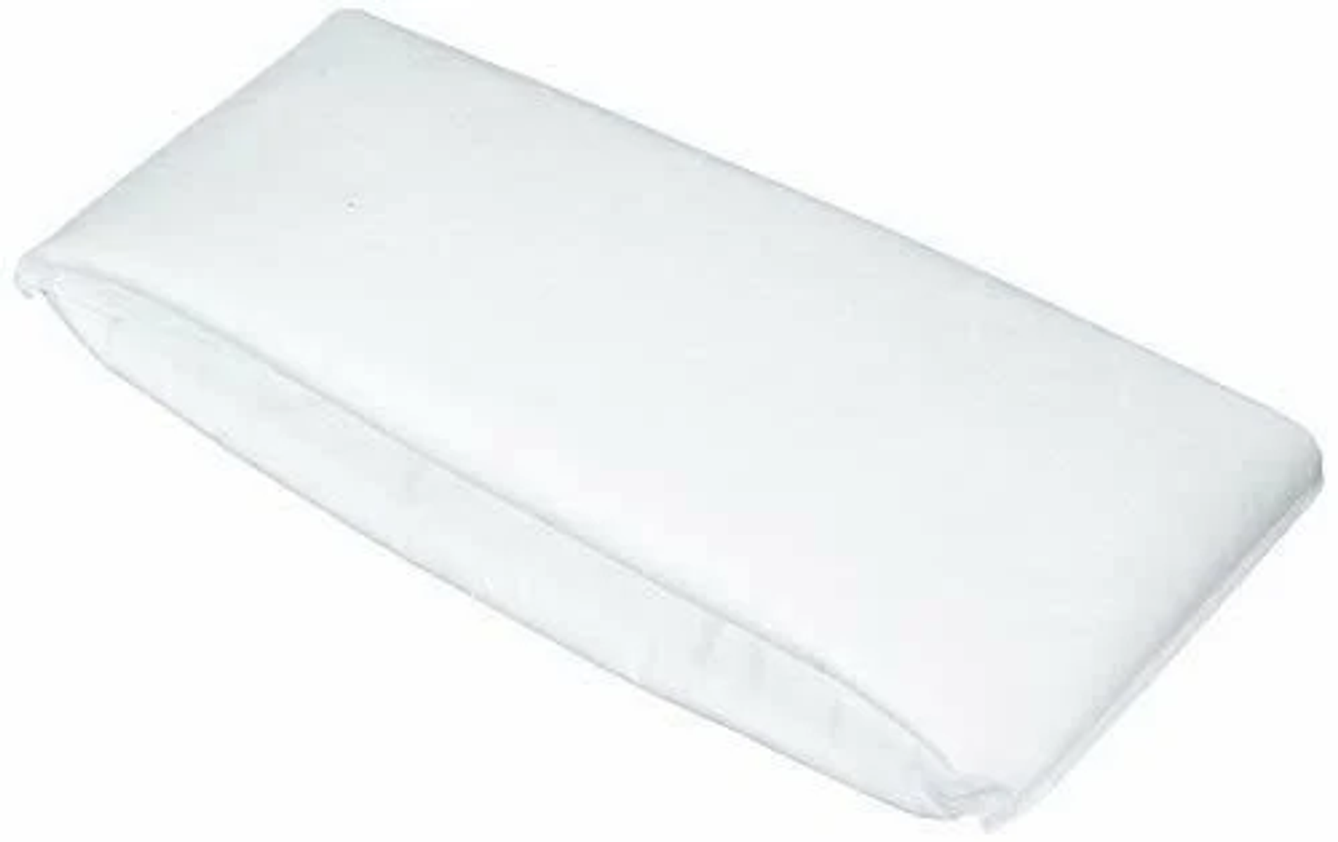 Cuscino bianco su sfondo bianco. Il cuscino è di forma rettangolare.