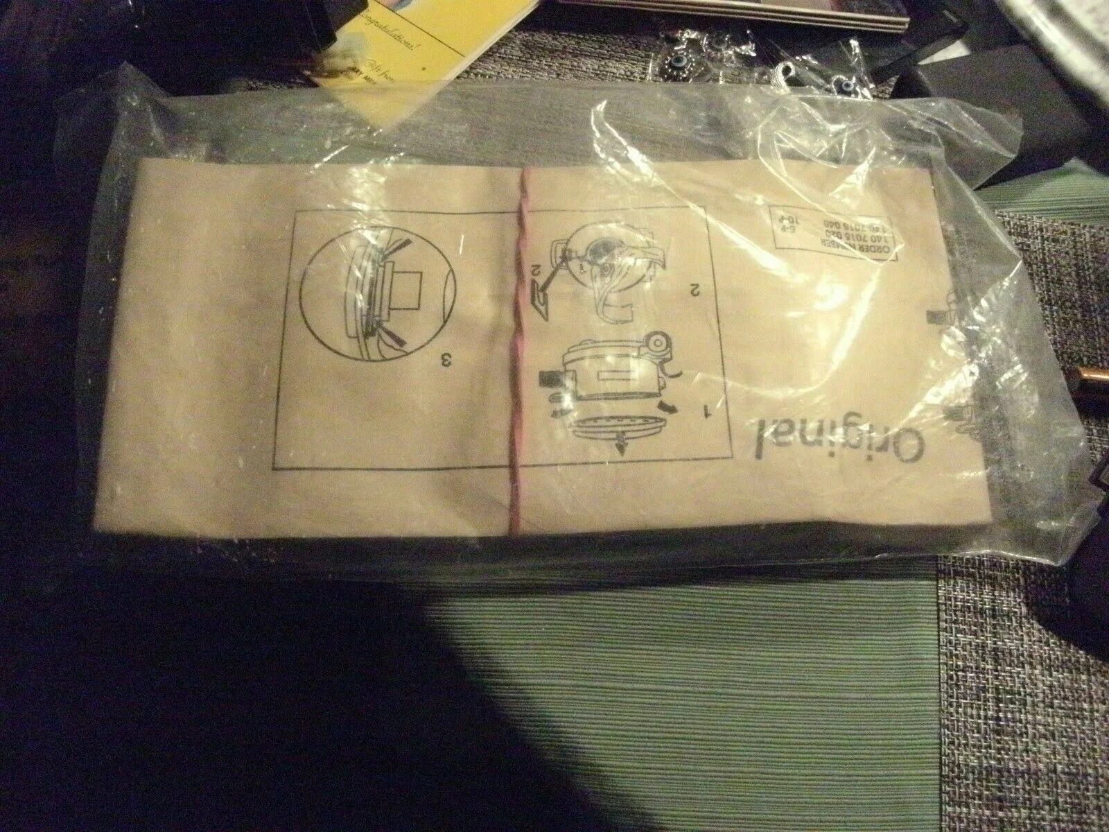 Bolsa de plástico sellada con paquete marrón dentro, mostrando instrucciones y diagramas.