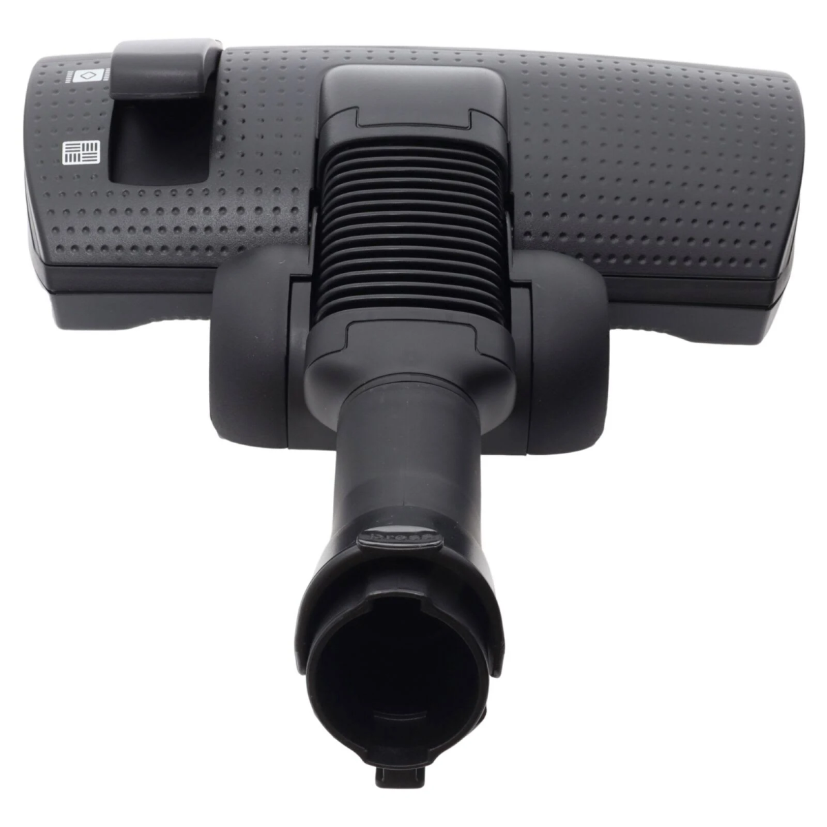 Cabezal de aspiradora negro. Tiene forma rectangular con un asa curva y un conector para la manguera.