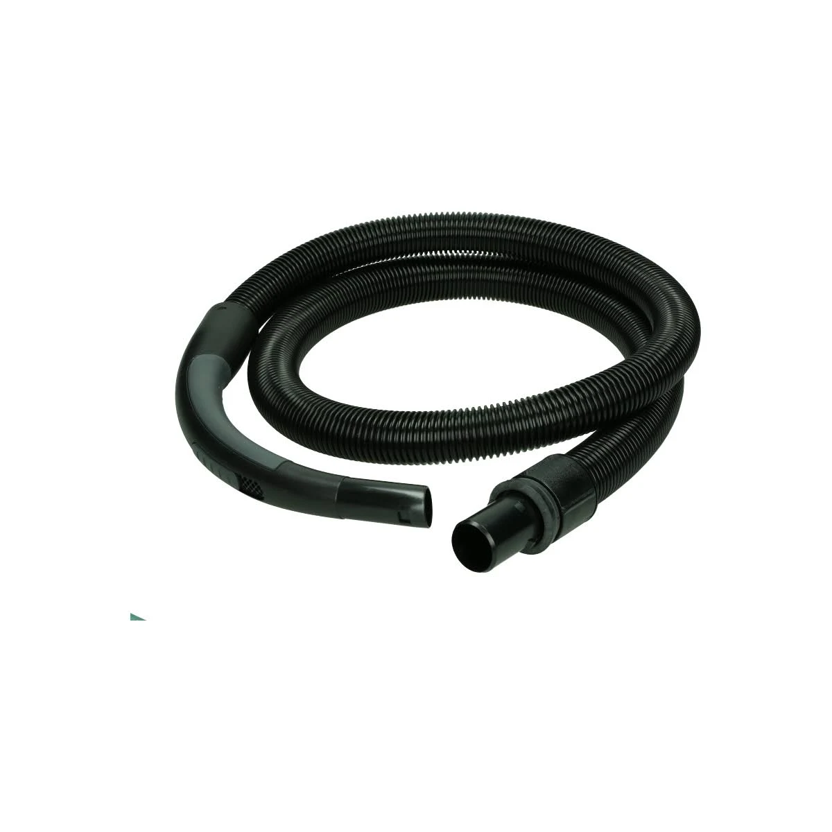 Manguera de aspiradora negra corrugada. Tiene un asa y un conector en los extremos.
