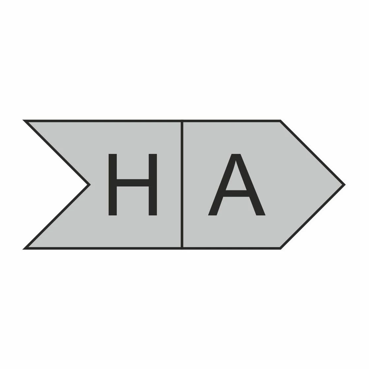 Una forma de flecha gris con las letras 'H' y 'A' dentro, sobre un fondo blanco.