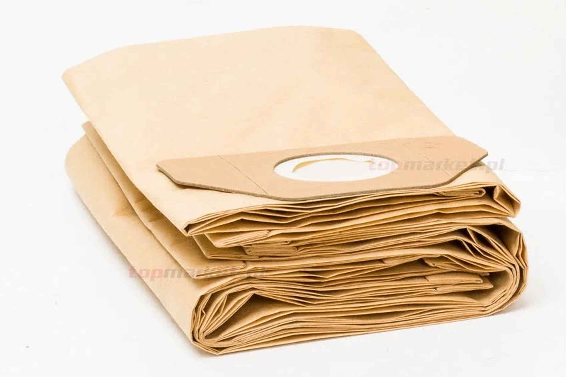 Una pila de tres bolsas de papel marrón para aspiradora con una abertura de cartón, planas.
