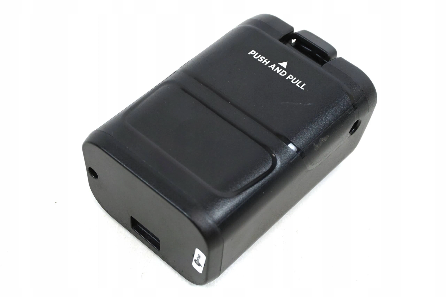 Czarne prostokątne urządzenie z napisem "PUSH AND PULL", na białym tle.