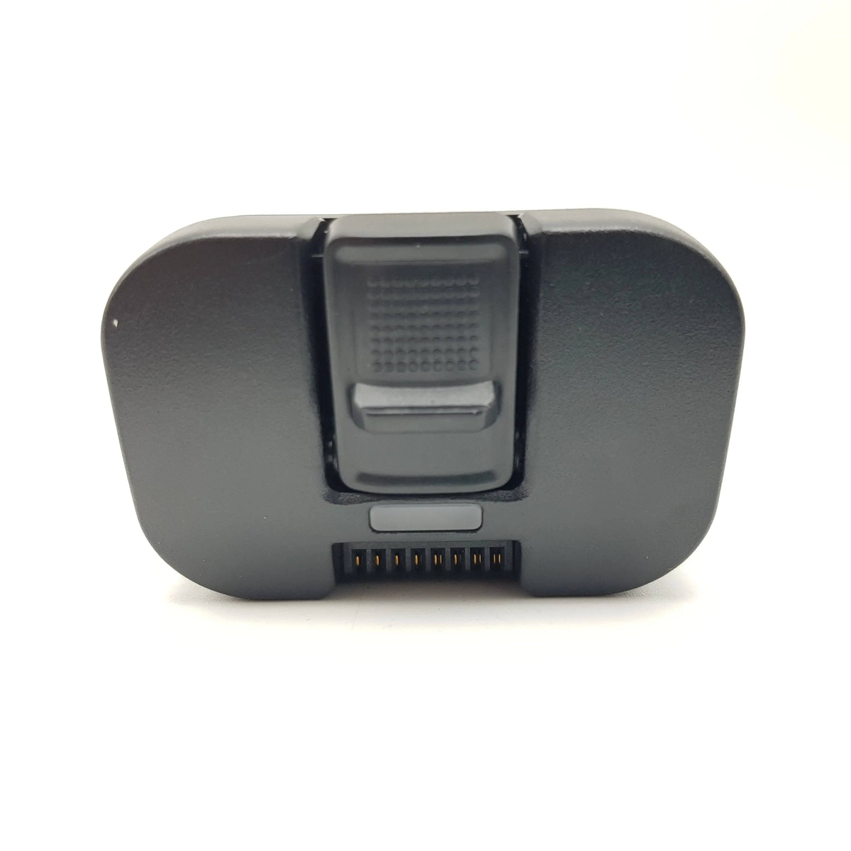 Czarne urządzenie elektroniczne z klipsem i złączem, sfotografowane na białej powierzchni.