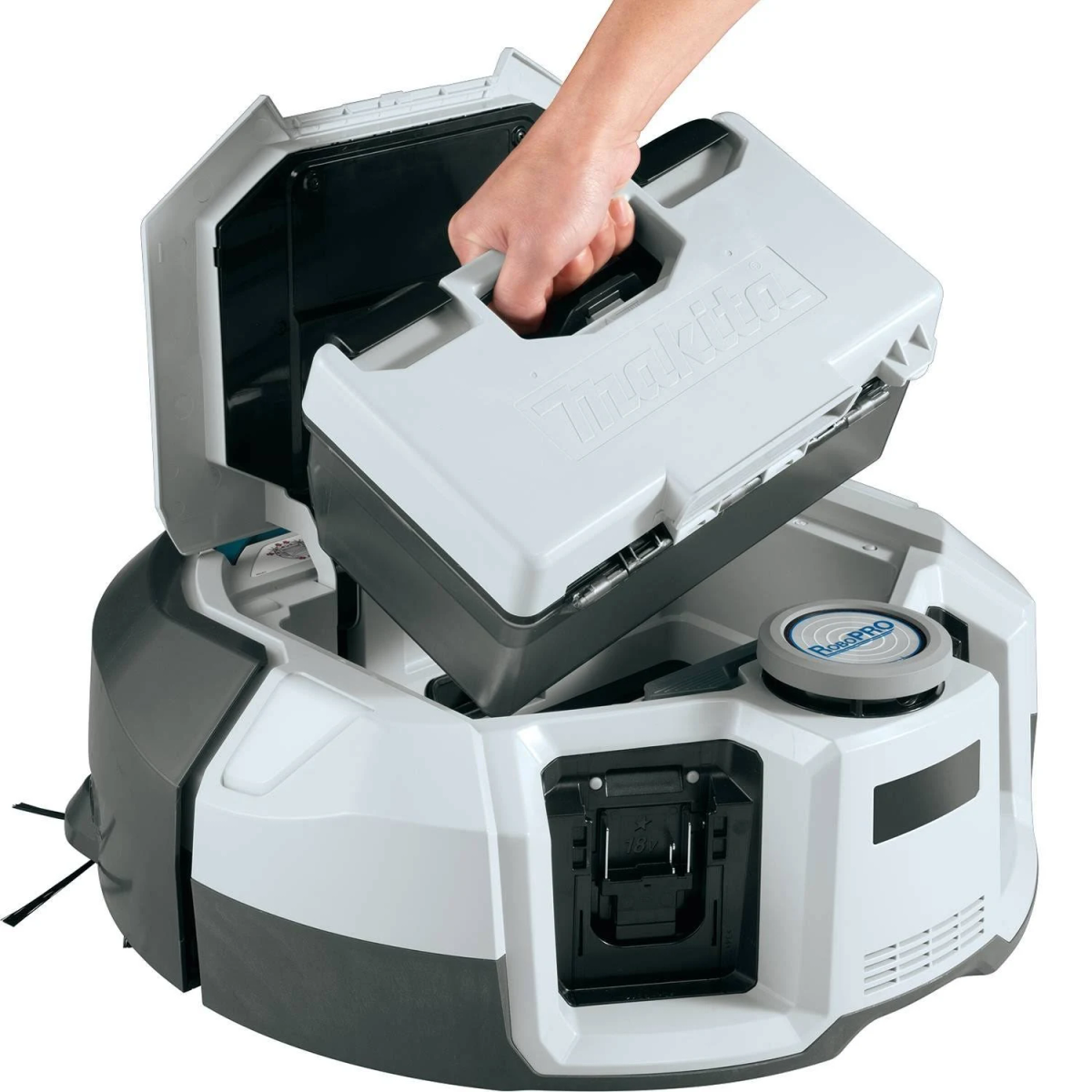 Aspirapolvere robotico con vano aperto. Mano che solleva un pacco batterie. Sfondo bianco.