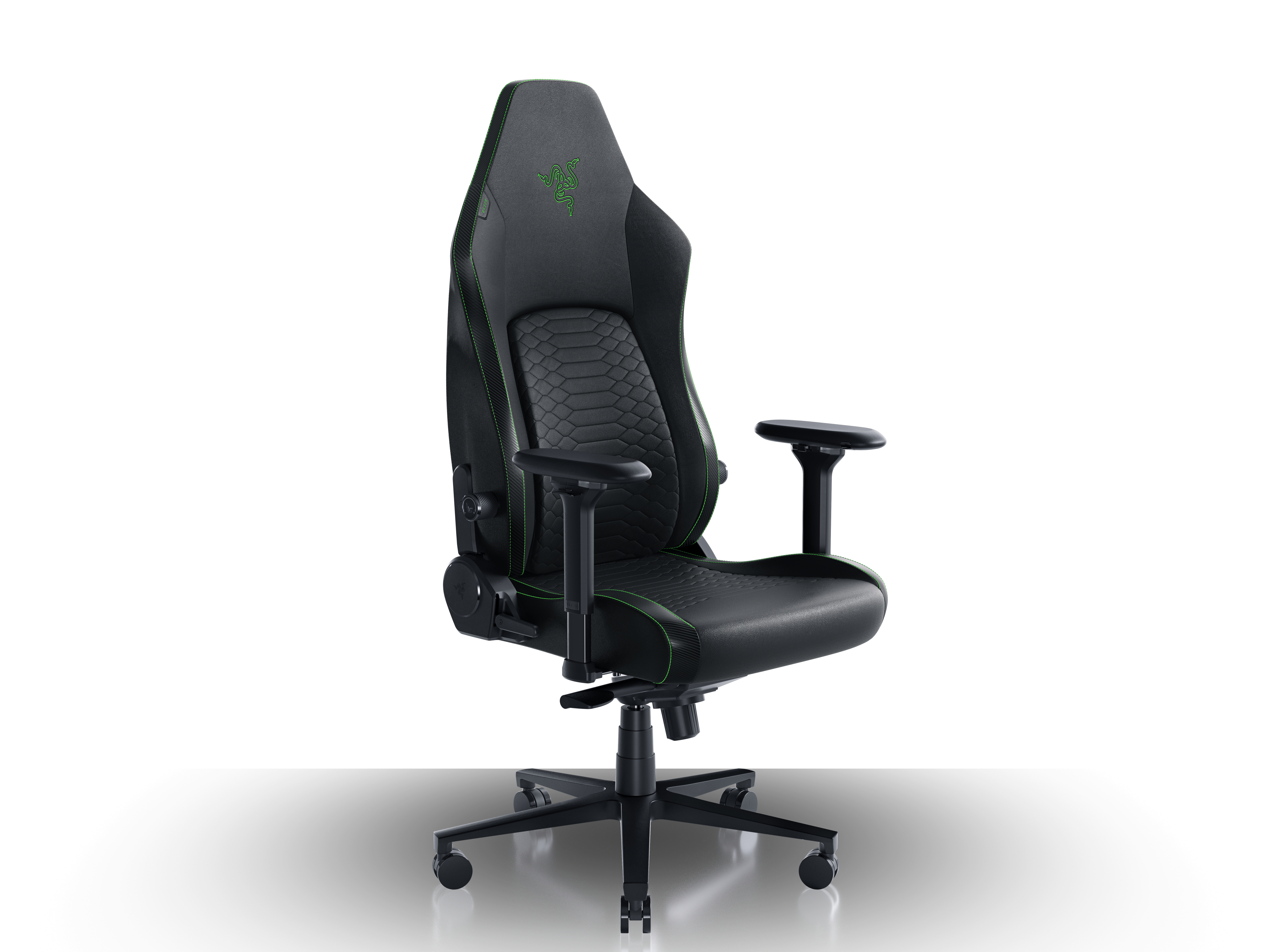 Silla gaming Razer negra con costuras verdes. La silla tiene un respaldo alto y una base de estrella.
