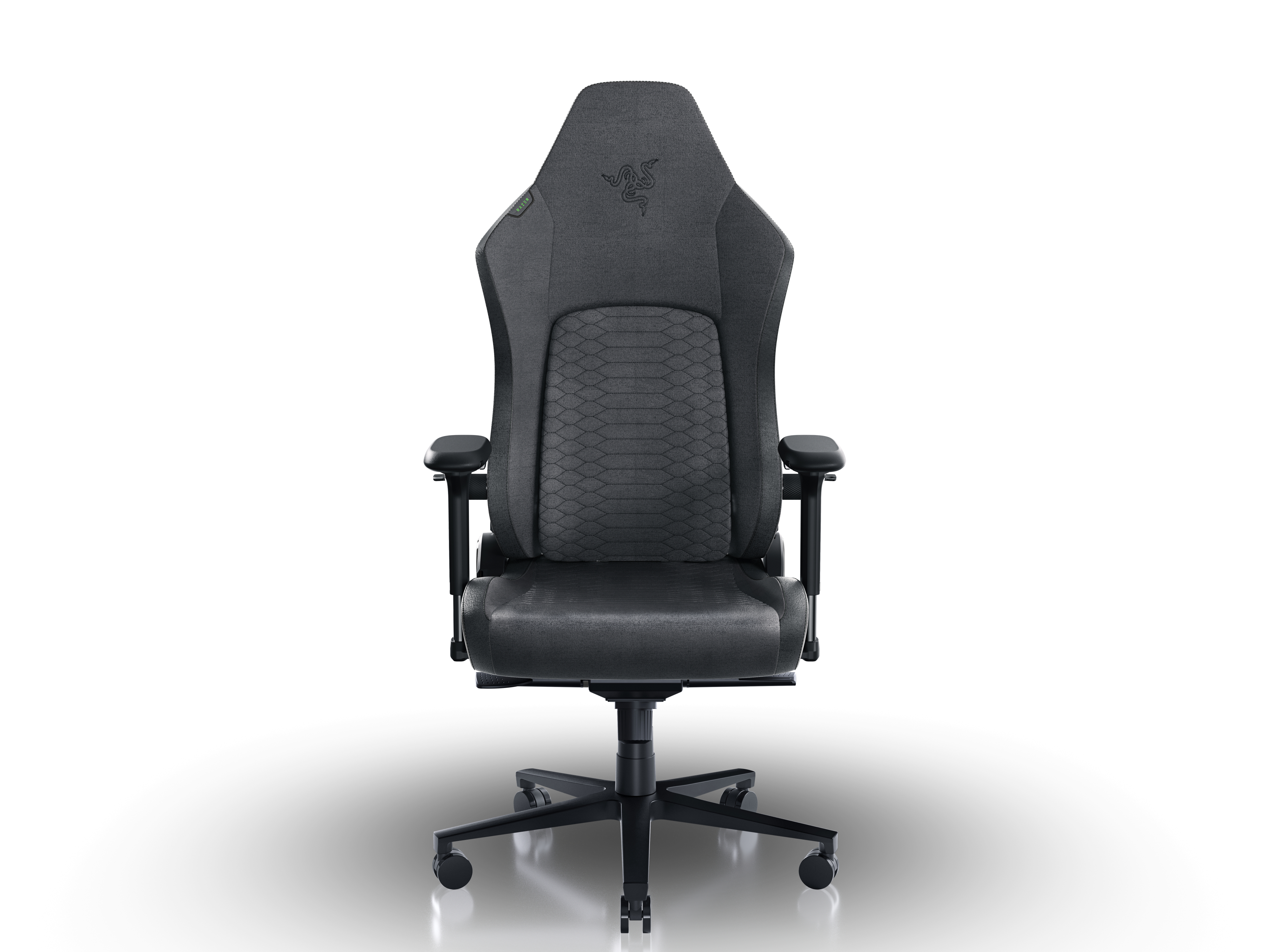 Schwarzer Gaming-Stuhl mit Razer-Logo auf der Kopfstütze. Auf weißem Hintergrund.