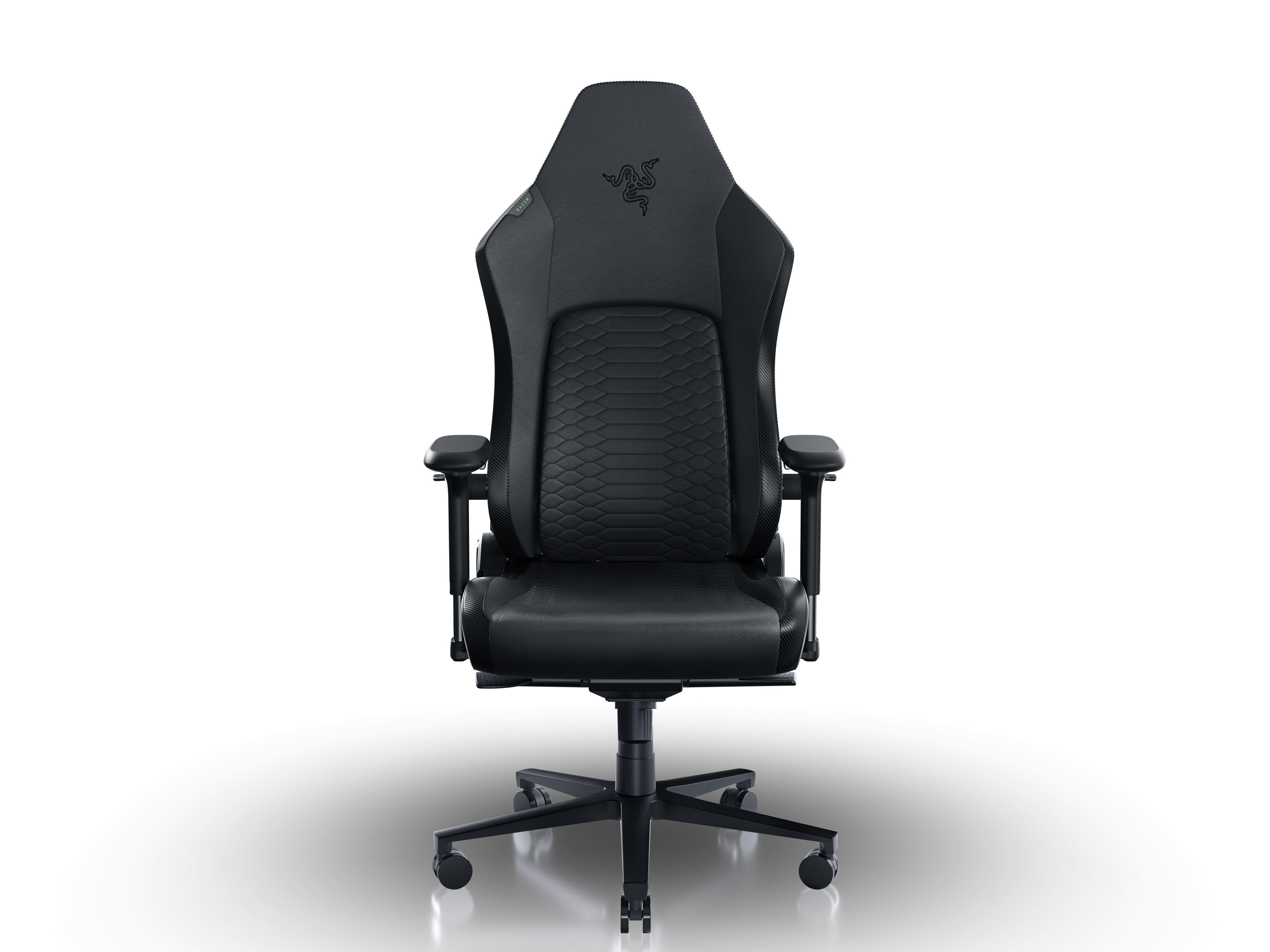 Schwarzer Gaming-Stuhl auf weißem Hintergrund. Mit Razer-Logo, Armlehnen und Fünf-Sterne-Basis.