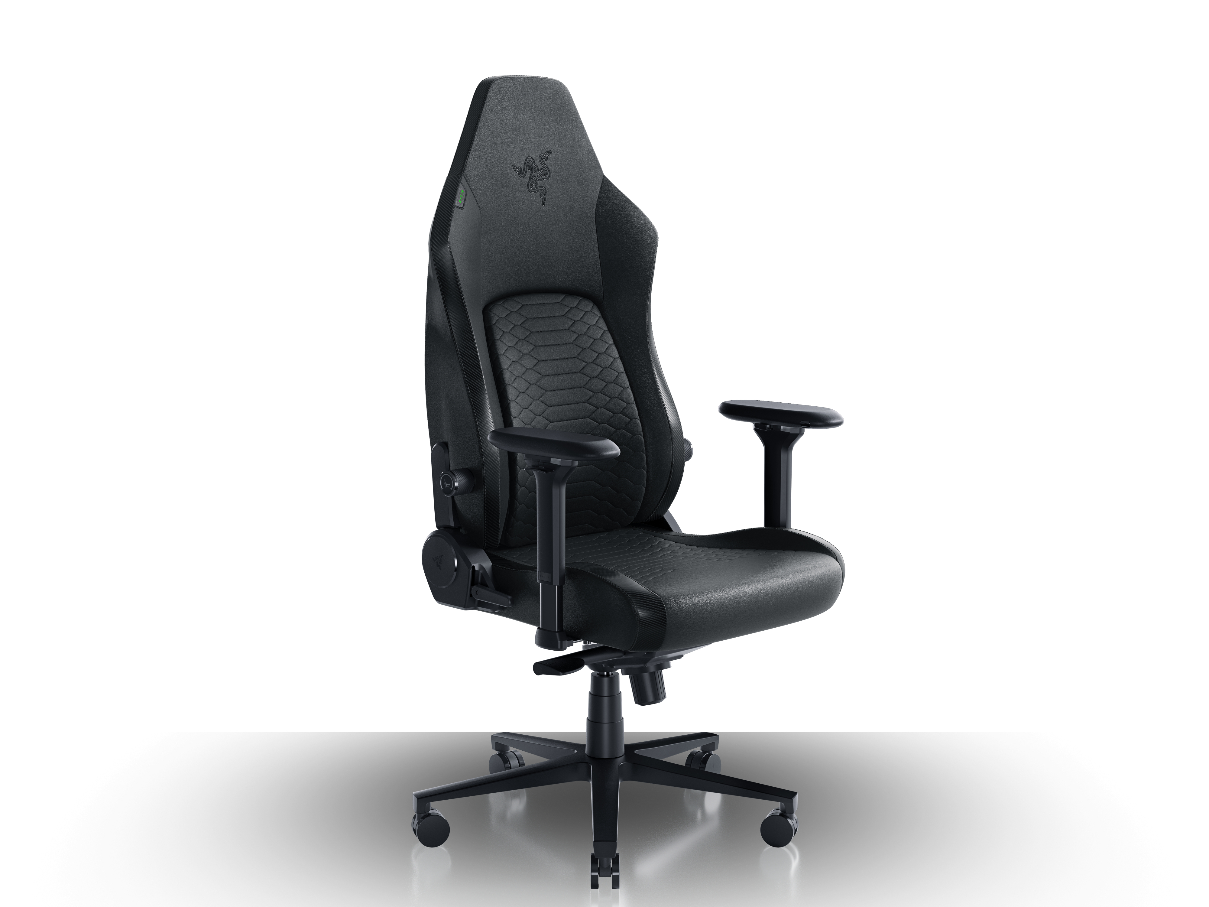 Ein schwarzer Gaming-Stuhl. Die Rückenlehne hat das Razer-Logo und ein strukturiertes Muster.