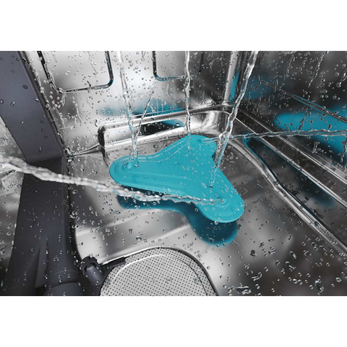 Getto d'acqua che spruzza su una parte blu della lavastoviglie all'interno di una lavastoviglie in acciaio inossidabile.
