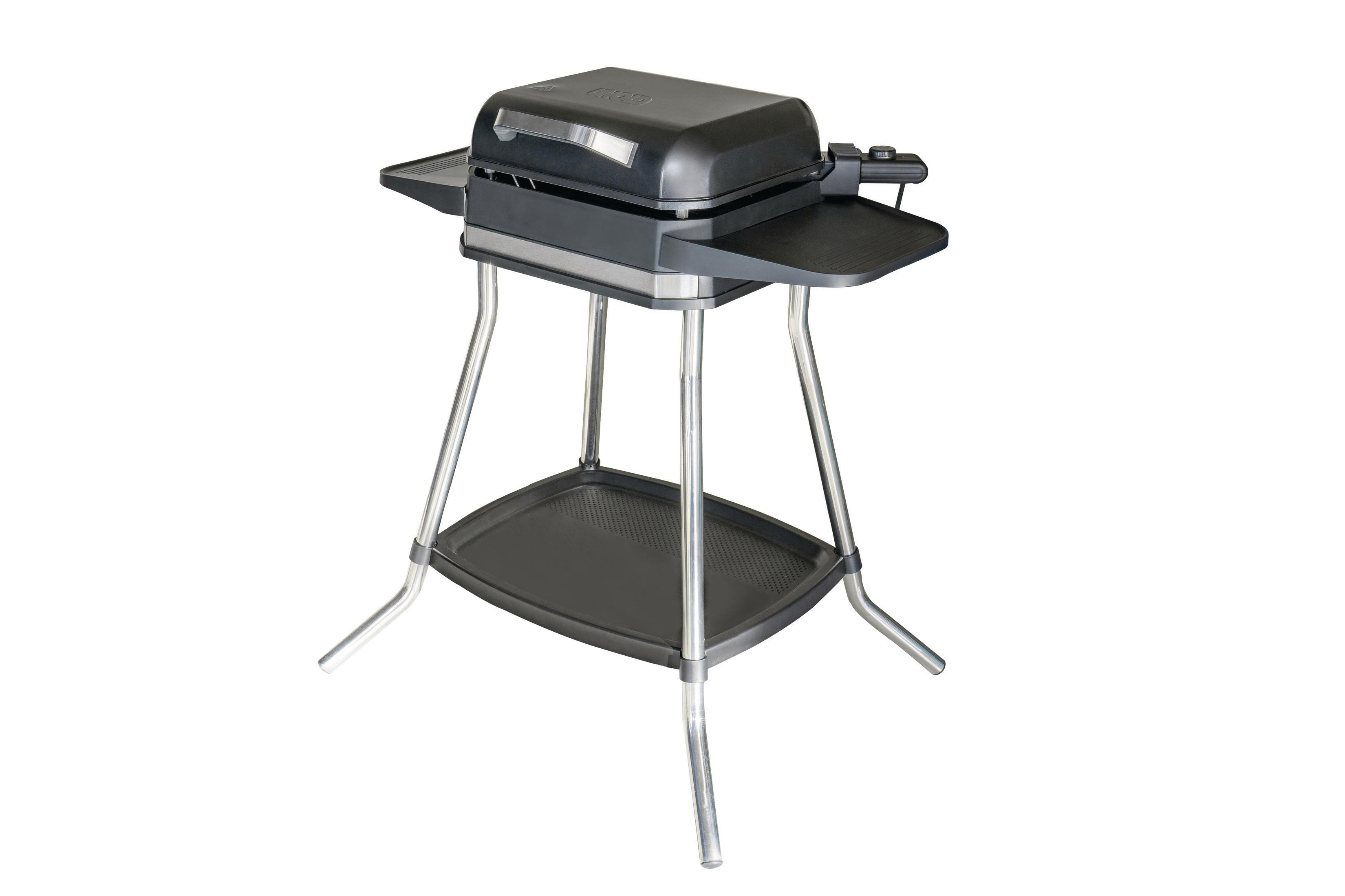 Schwarzer Elektrogrill auf einem Metallständer. Er hat zwei Seitentische und ein unteres Regal.
