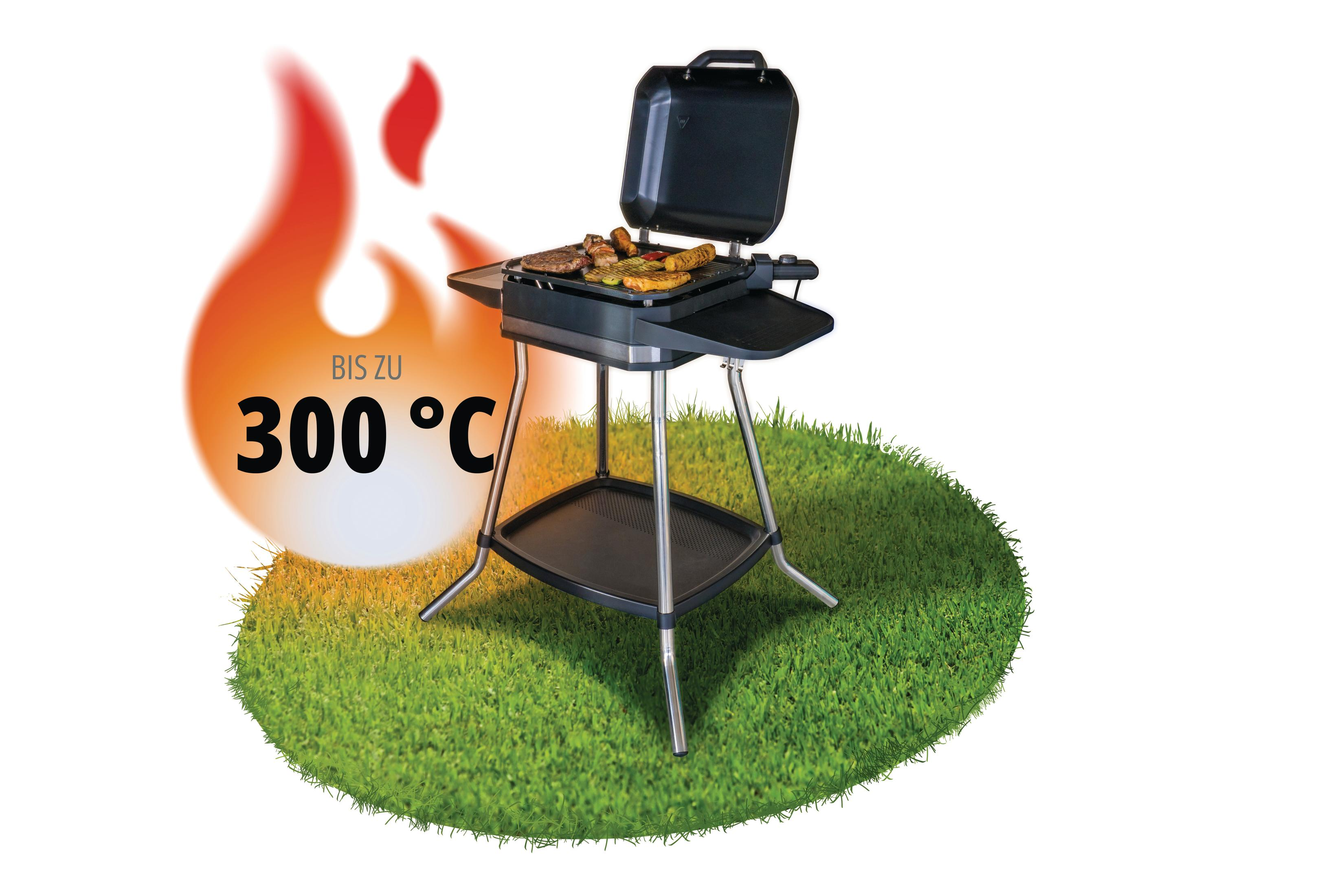 Außengrill mit Essen darauf, umgeben von Gras. Der Grill steht auf einem Ständer.