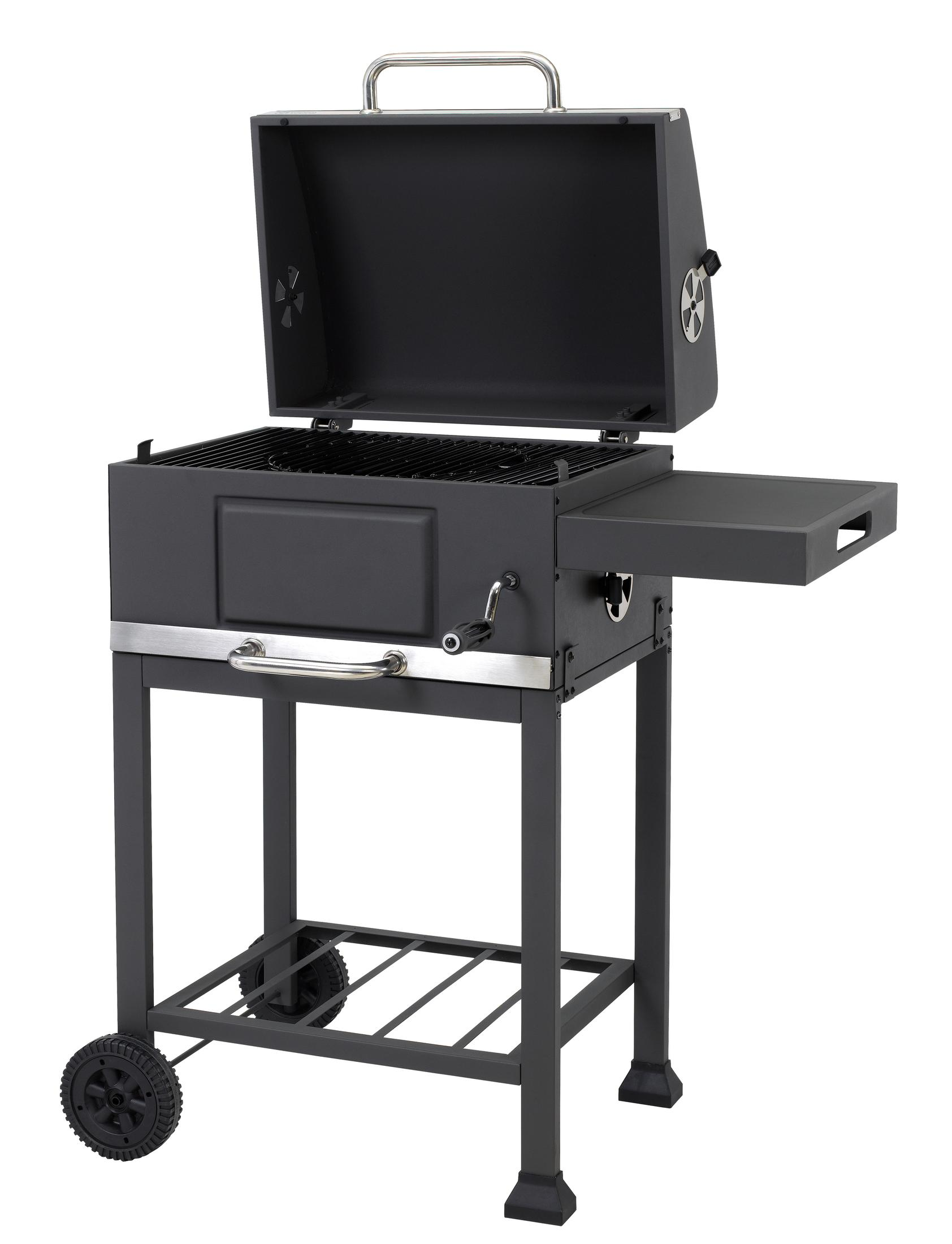 Schwarzer Holzkohlegrill mit offenem Deckel, einem Beistelltisch und Rädern.