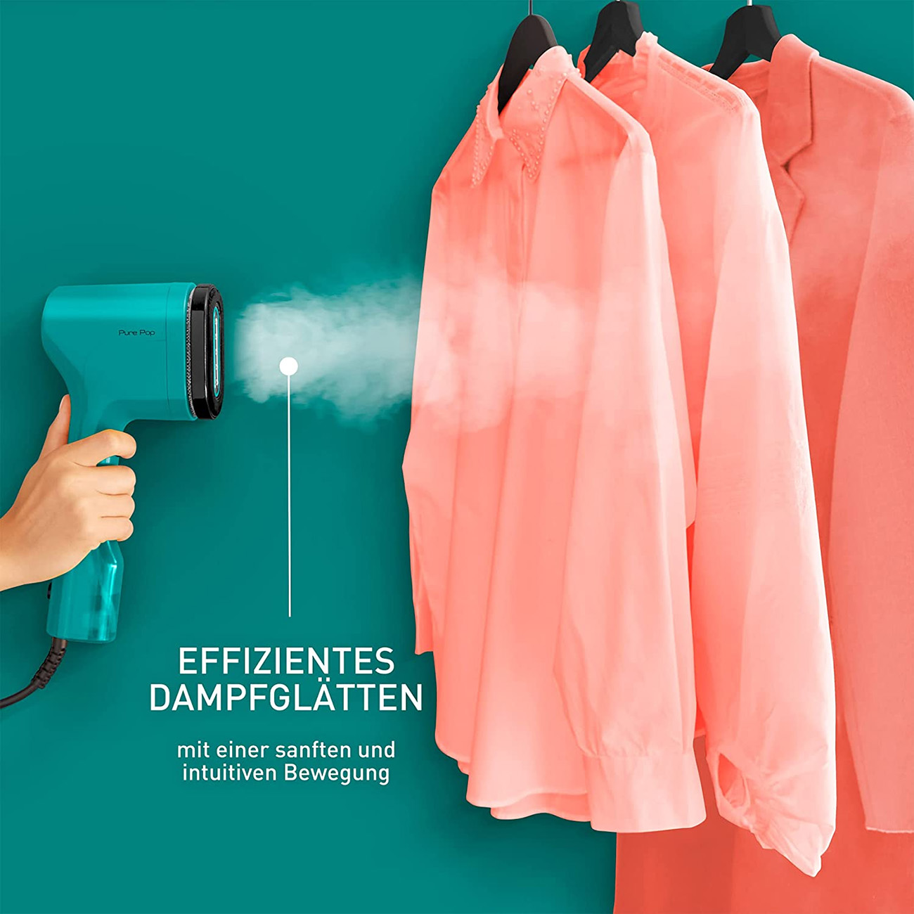 Ein türkisblauer Hand-Dampfglätter dämpft ein rosa Hemd, das auf einem Ständer hängt.