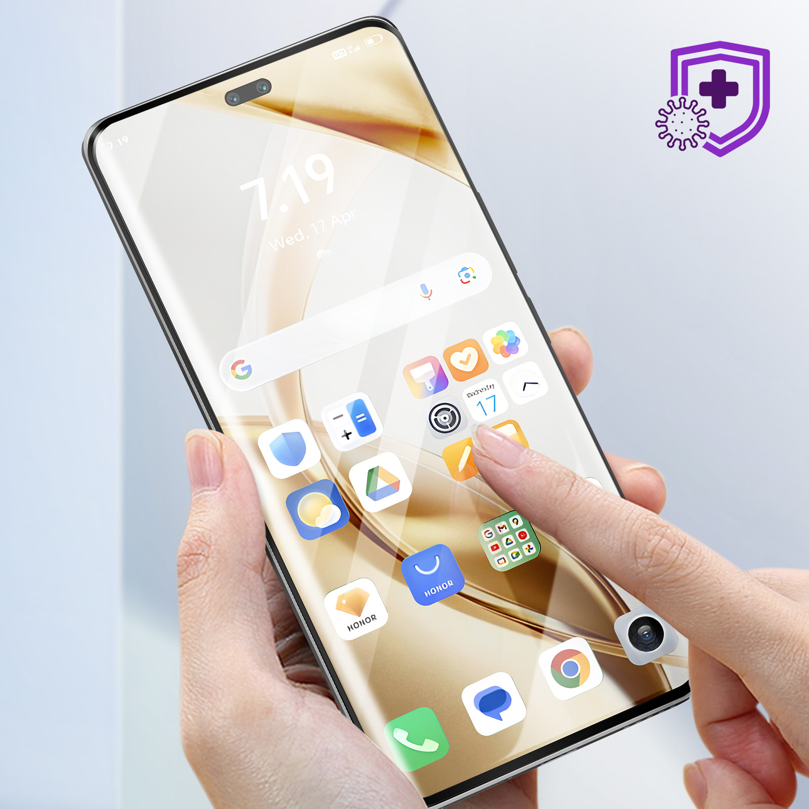 Una mano tocca lo schermo di un telefono con icone di app. Icona scudo protettivo visibile.