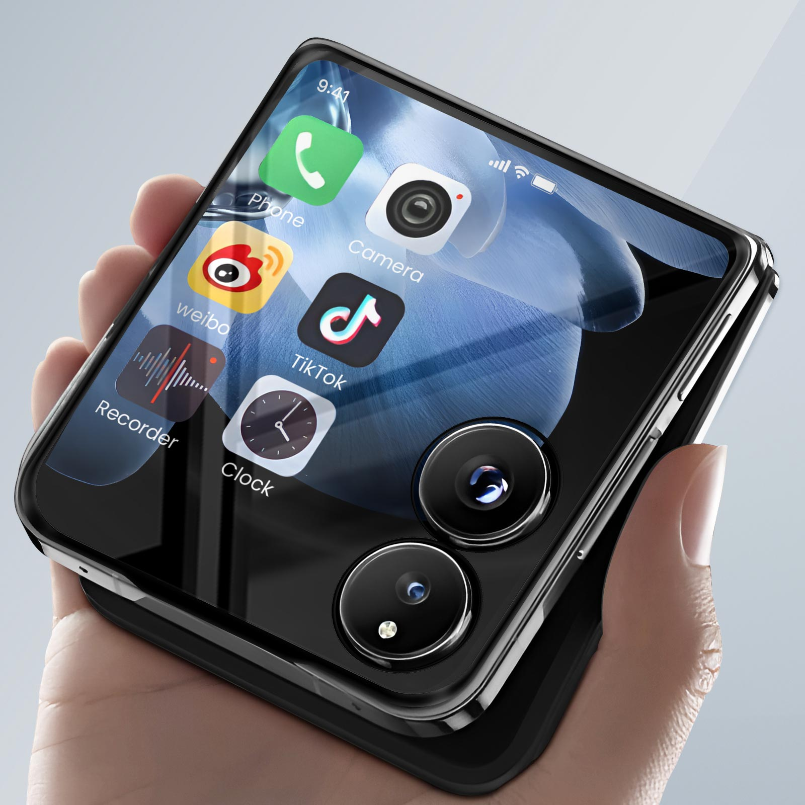 Uno smartphone nero viene tenuto, mostrando icone di app sullo schermo. È visibile un obiettivo della fotocamera, insieme a un orologio.