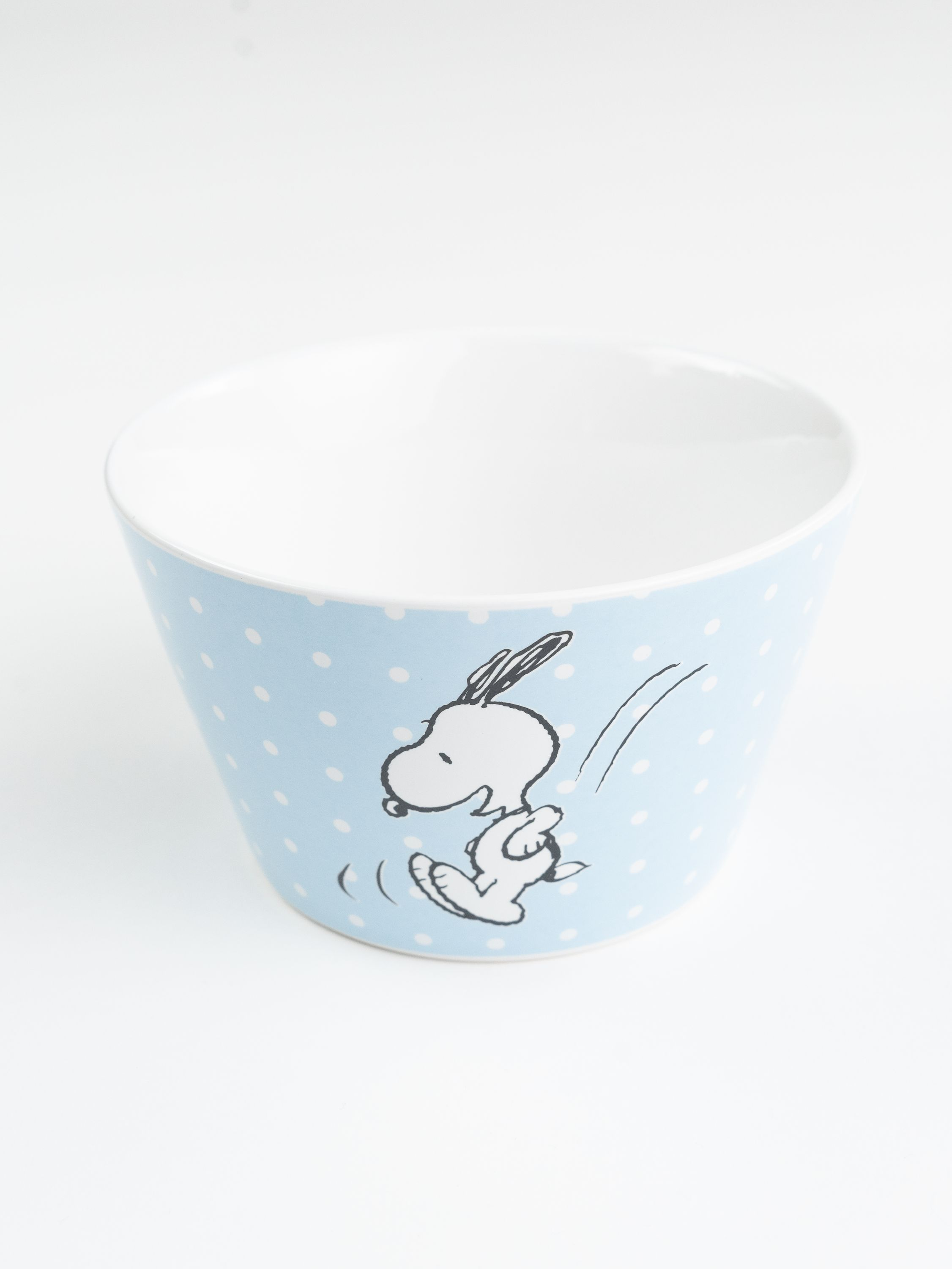 Hellblaue Schüssel mit weißen Tupfen. Snoopy beim Springen ist auf der Seite der Schüssel abgebildet.