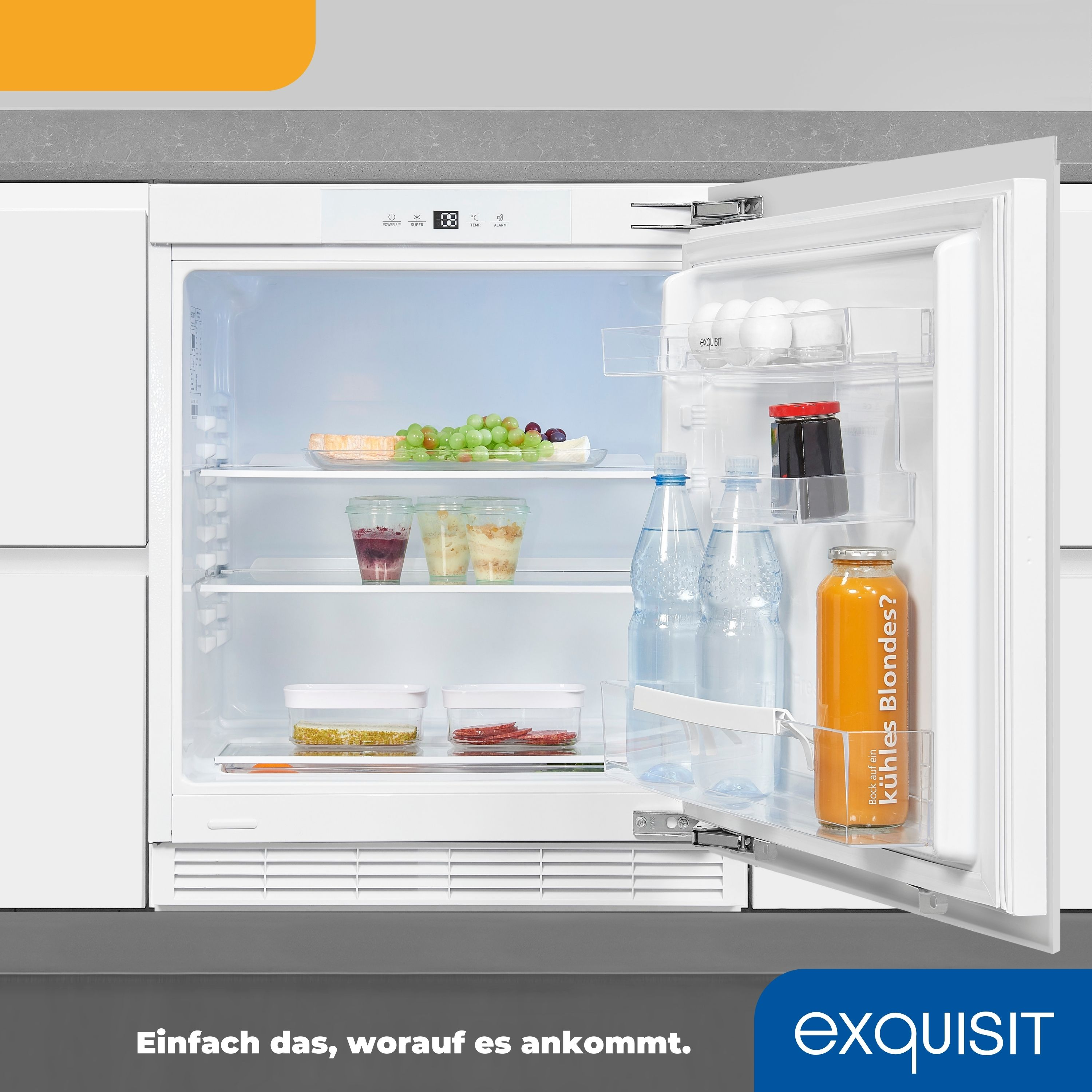 Eine Kühlschranktür offen mit Essen darin. Obst, Käse, Wasserflaschen und Saft werden gezeigt.