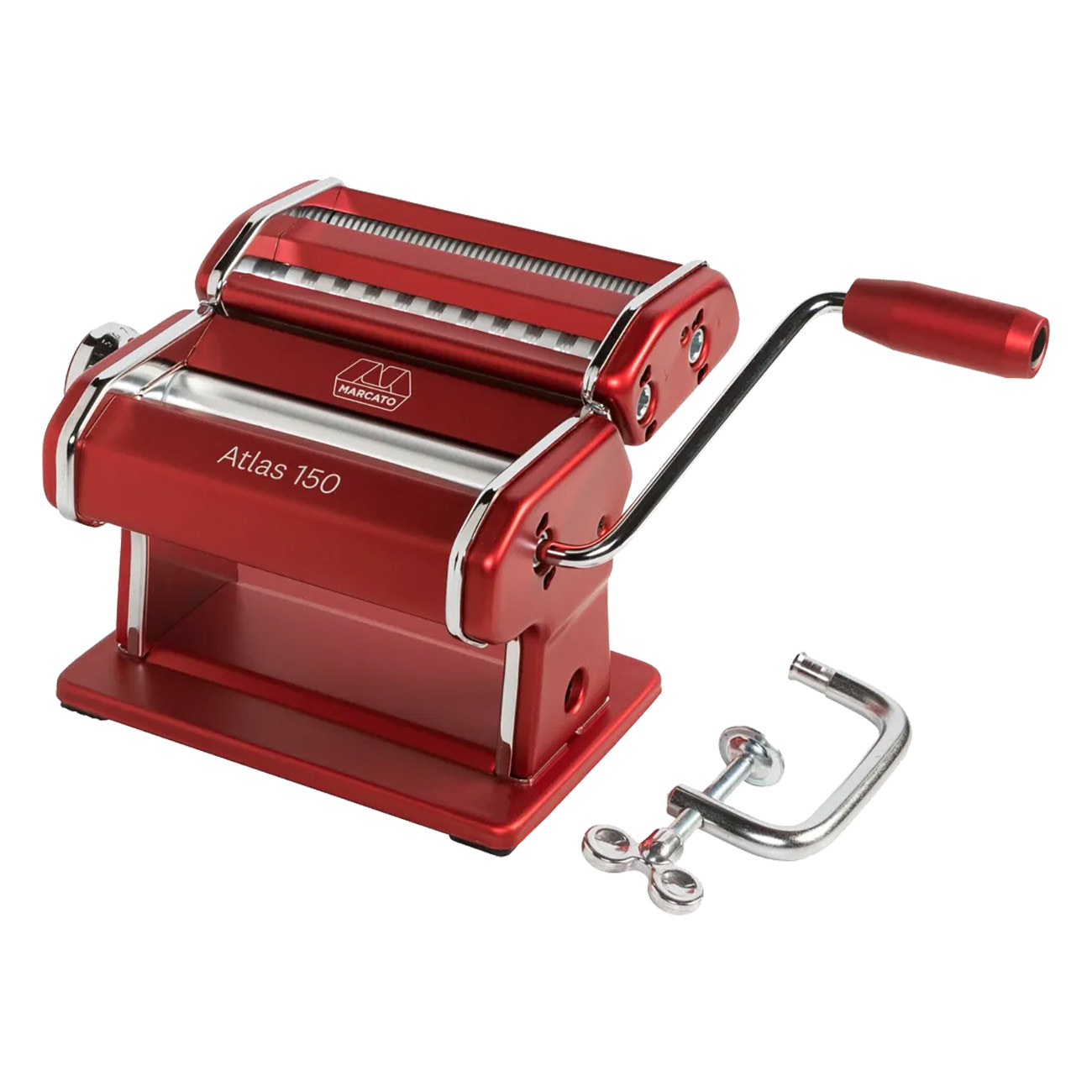 Czerwona maszynka do makaronu ze srebrną rączką i zaciskiem. Białe tło.